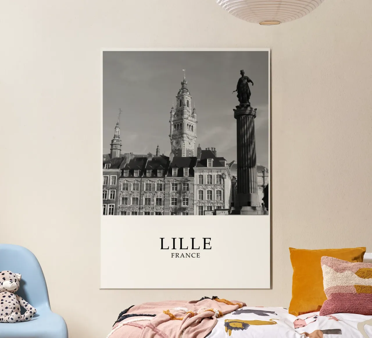 Lille Francia Architettura Scena in scala di grigi poster con telaio in legno da Charnwood Prints