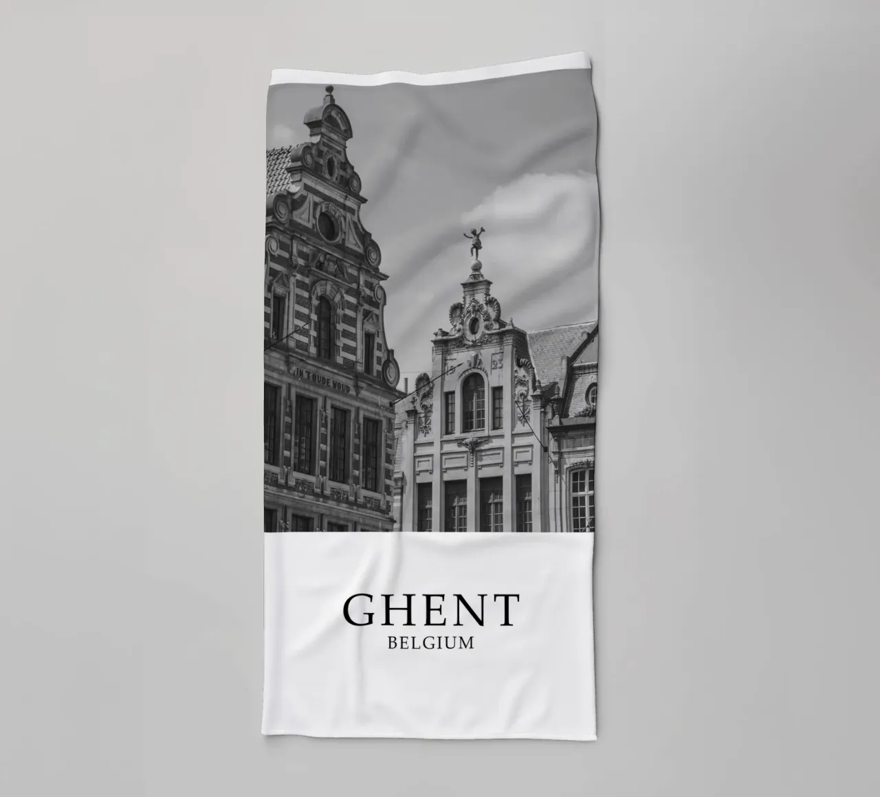 Gand Belgio Architettura Scena in scala di grigi asciugamano da bagno da Charnwood Prints