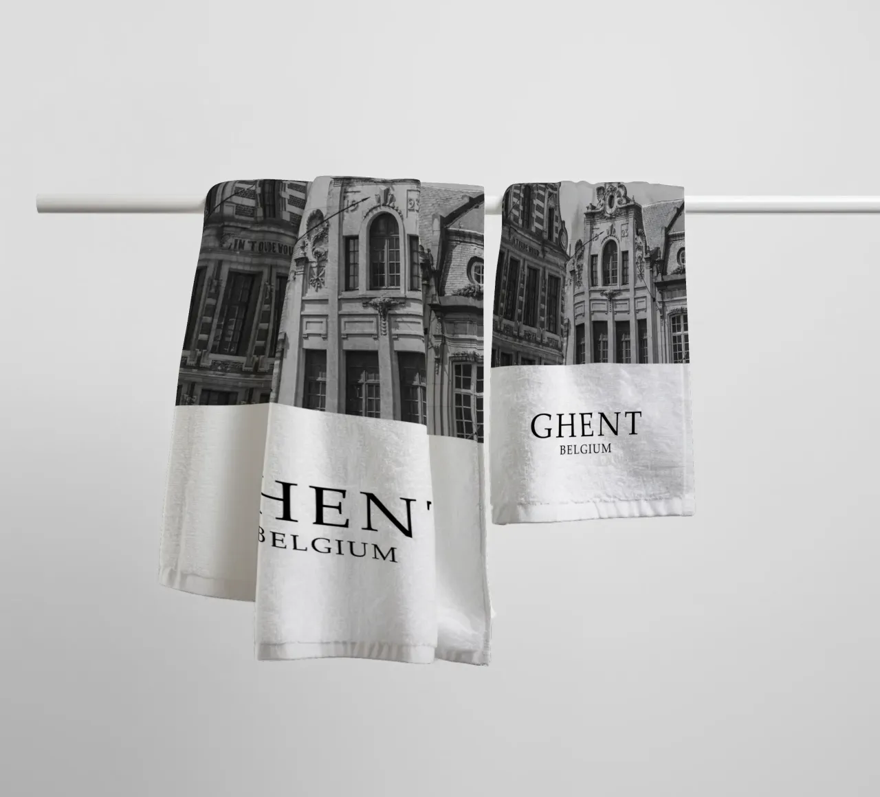 Gand Belgio Architettura Scena in scala di grigi asciugamano da bagno da Charnwood Prints
