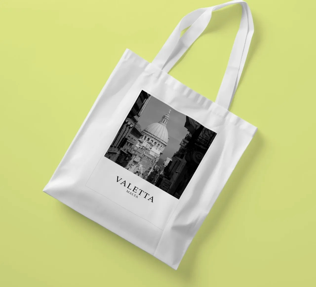 Valetta Malta Architecture Scene Greyscale borsa in juta da Charnwood Prints