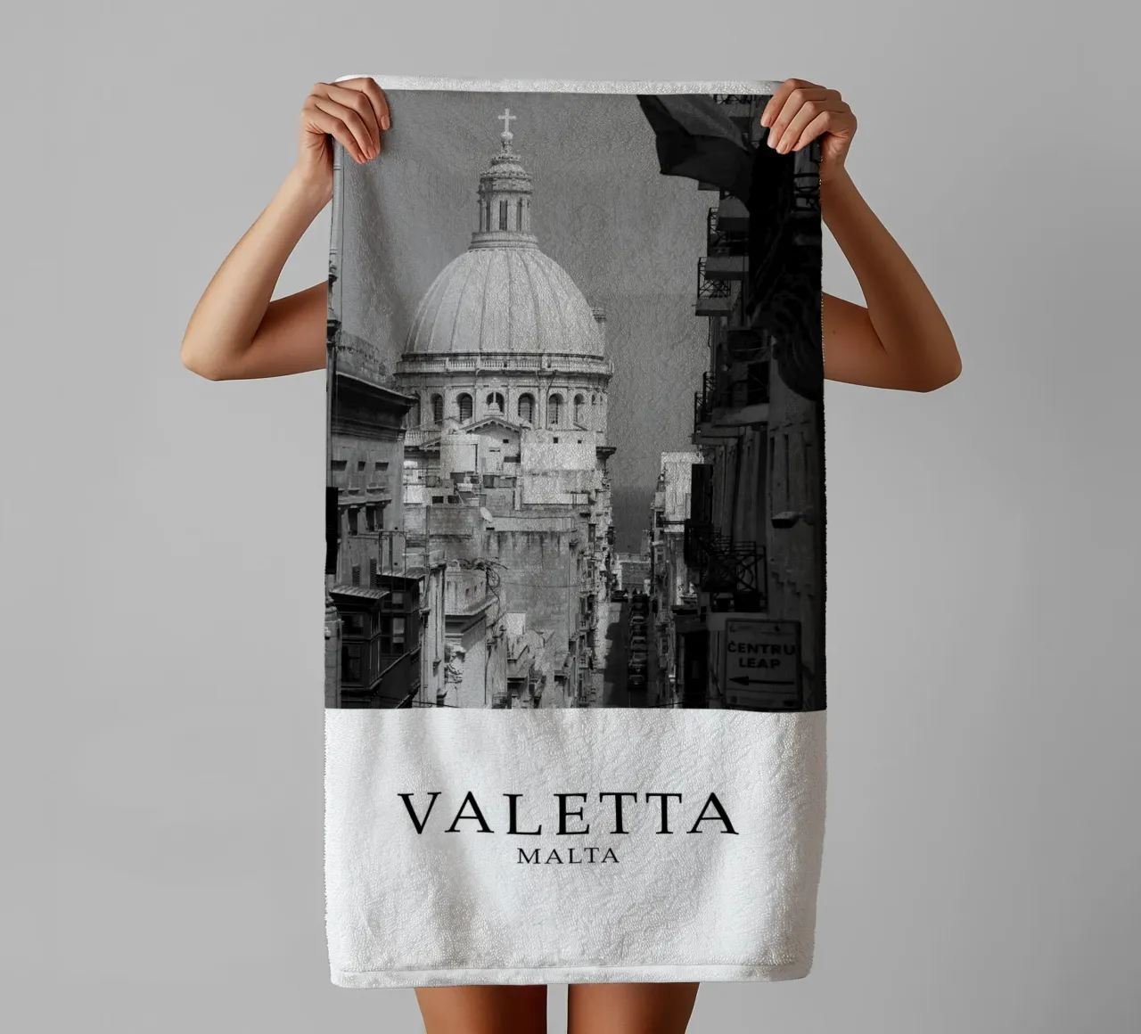 Valetta Malta Architecture Scene Greyscale asciugamano da bagno da Charnwood Prints