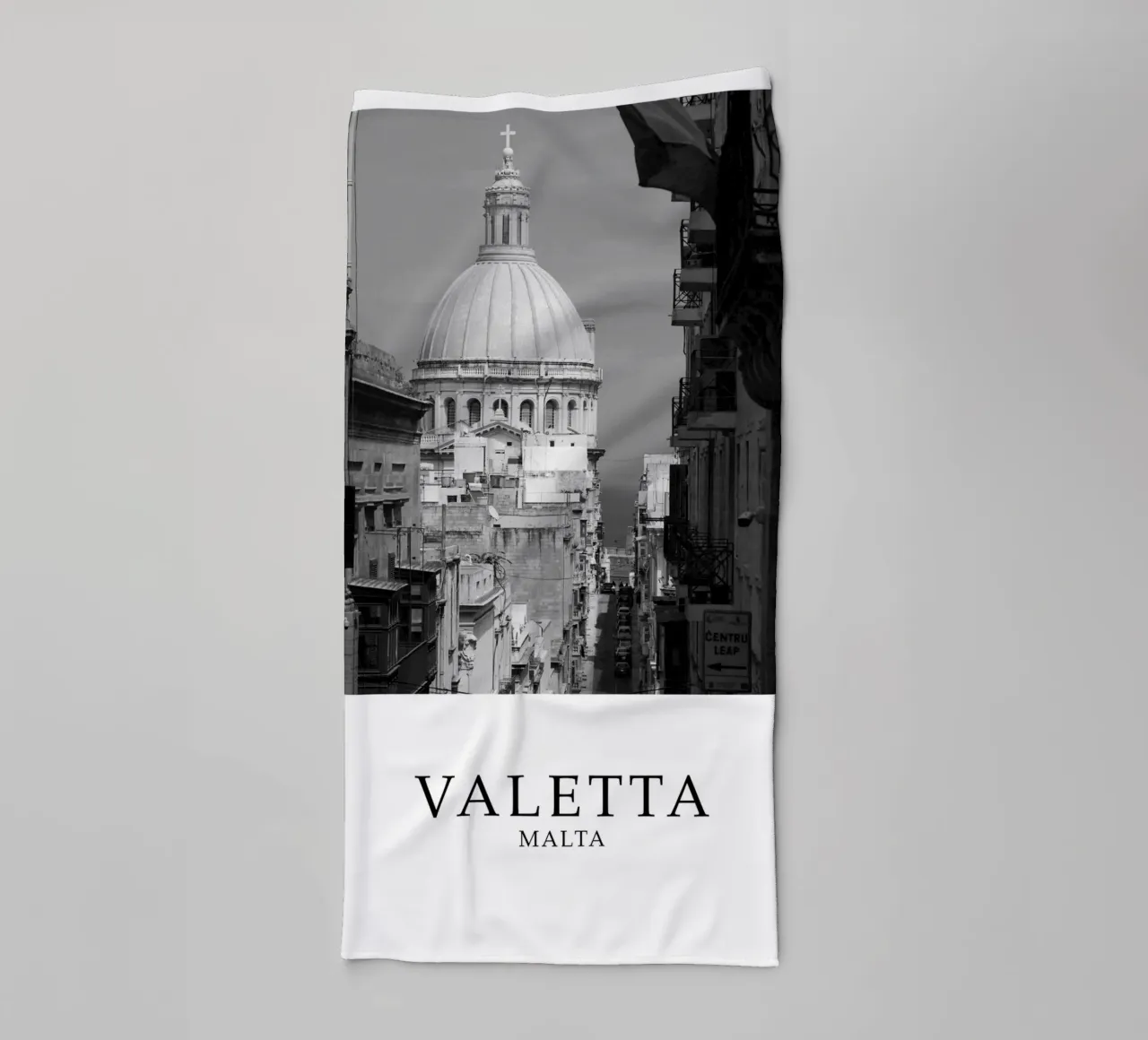 Valetta Malta Architecture Scene Greyscale asciugamano da bagno da Charnwood Prints