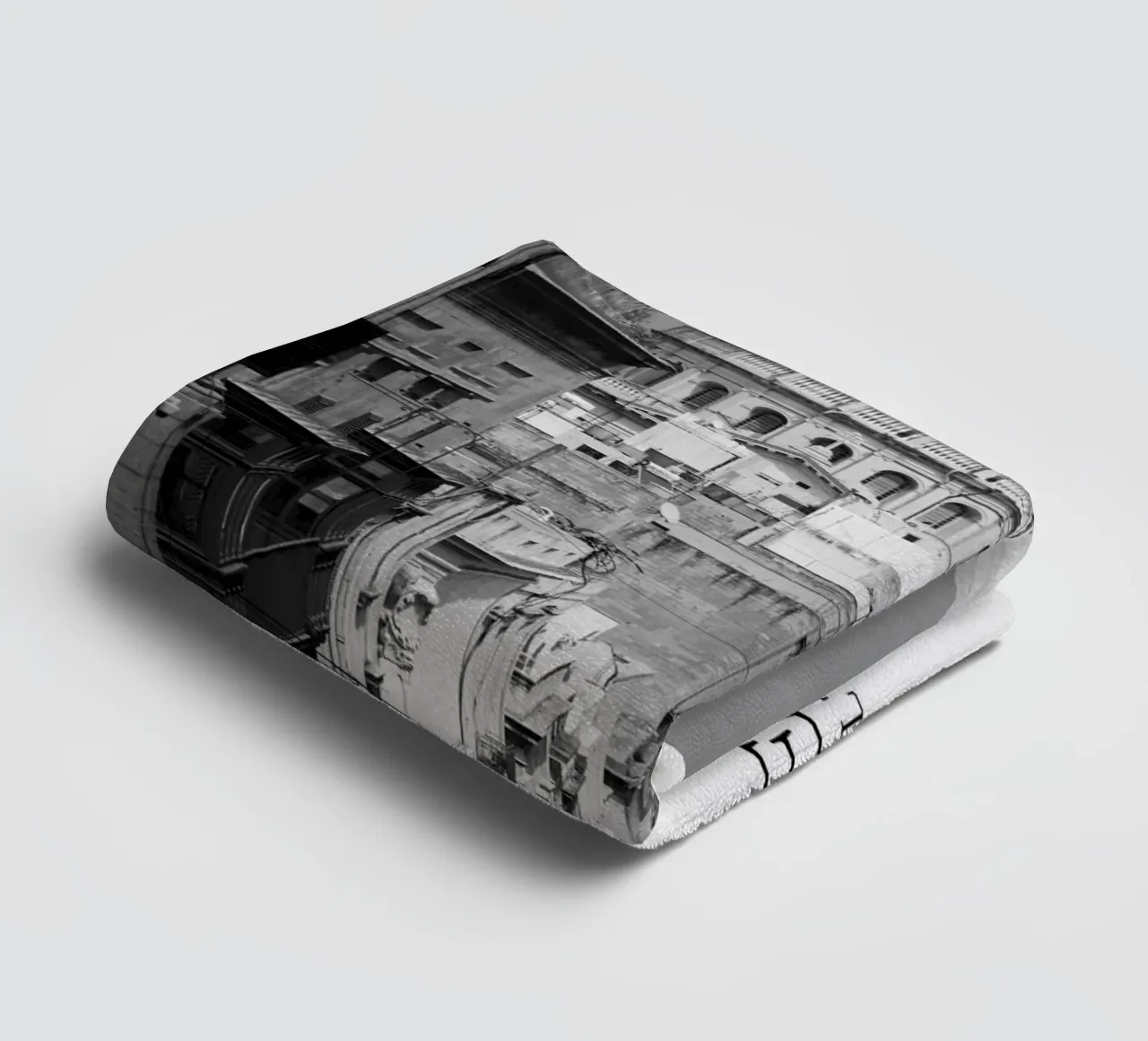 Valetta Malta Architecture Scene Greyscale asciugamano da bagno da Charnwood Prints