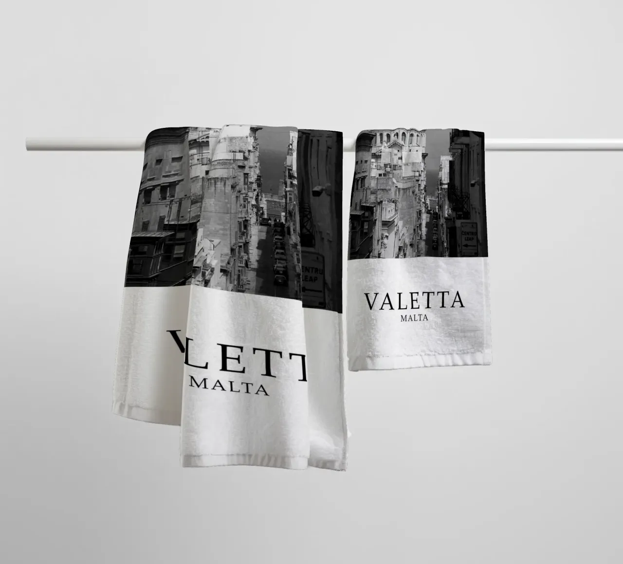 Valetta Malta Architecture Scene Greyscale asciugamano da bagno da Charnwood Prints