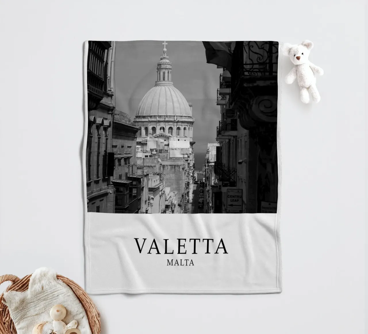 Valetta Malta Architecture Scene Greyscale coperta in pile da Charnwood Prints