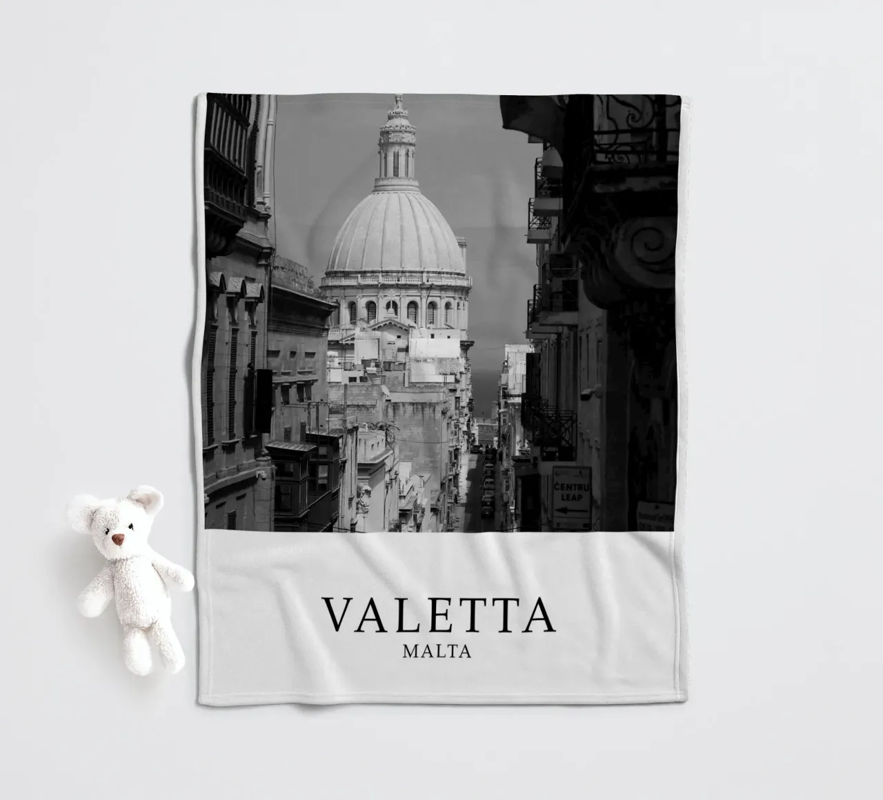 Valetta Malta Architecture Scene Greyscale coperta in pile da Charnwood Prints