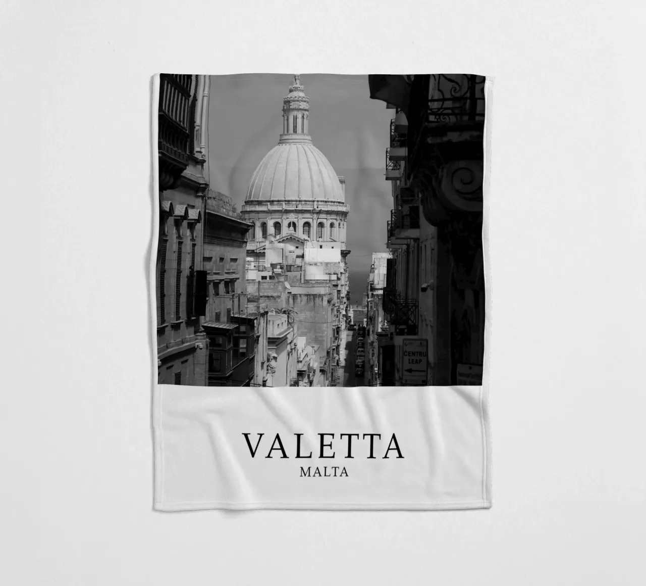 Valetta Malta Architecture Scene Greyscale coperta in pile da Charnwood Prints
