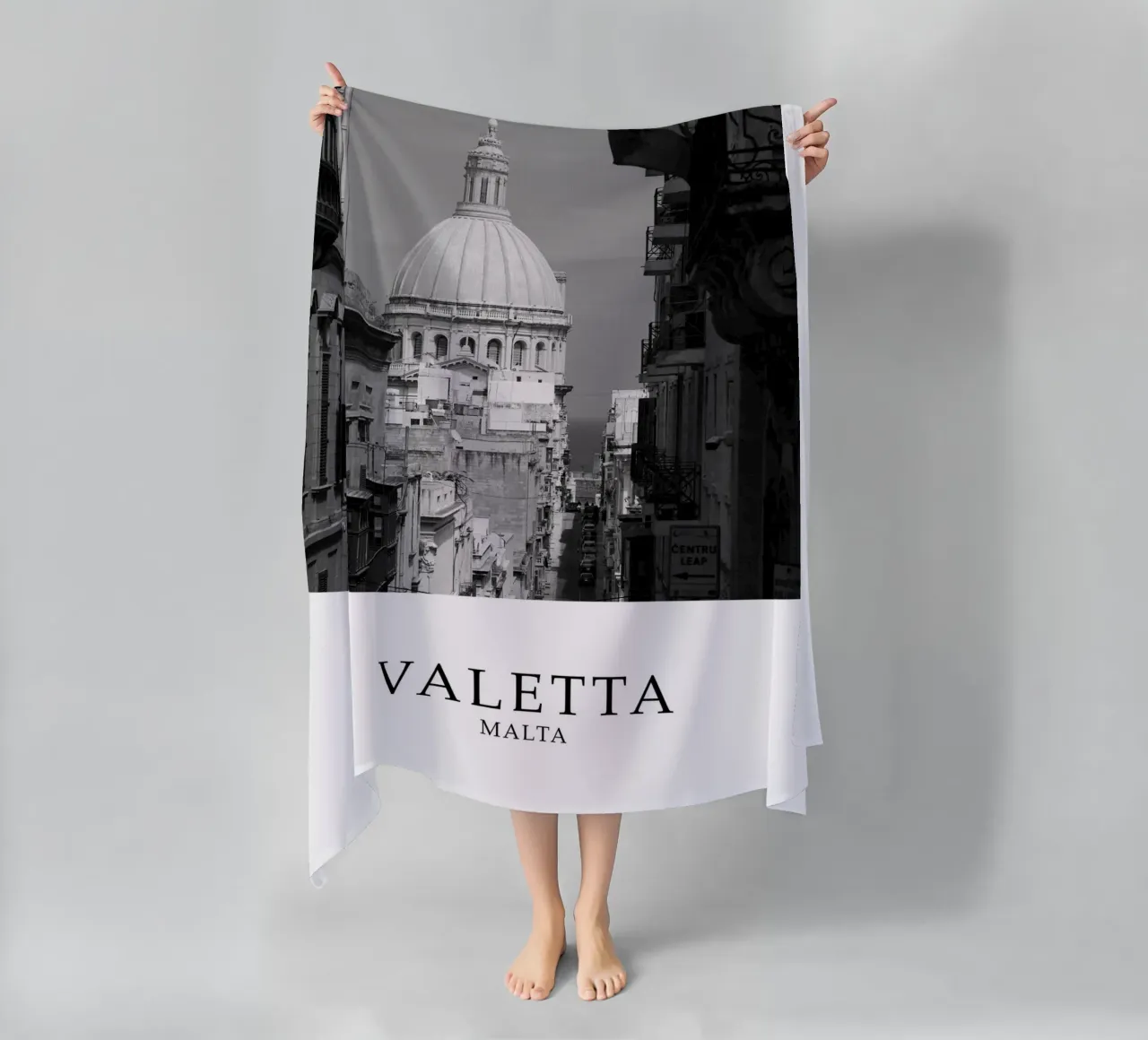 Valetta Malta Architecture Scene Greyscale telo mare da Charnwood Prints