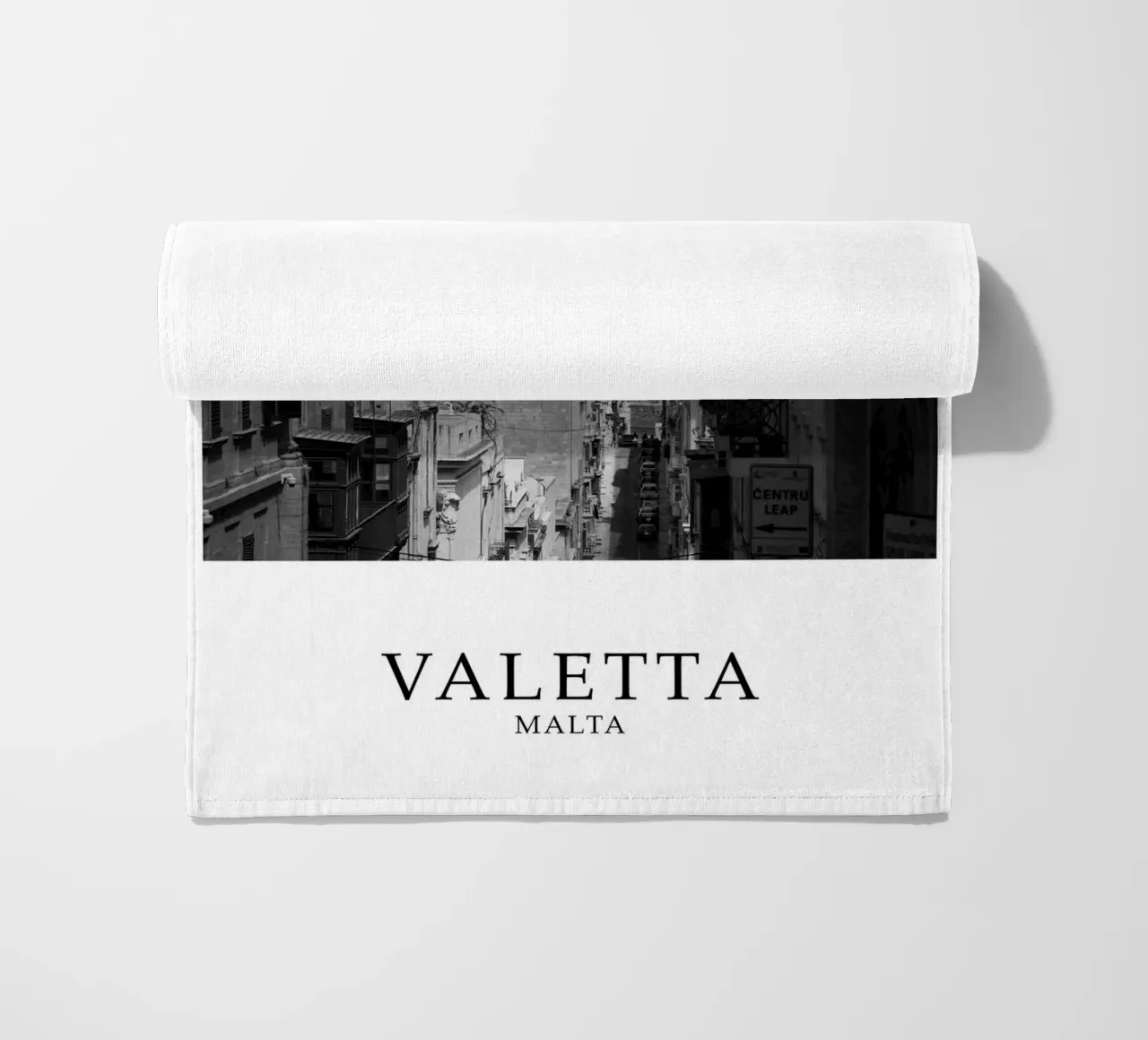 Valetta Malta Architecture Scene Greyscale telo mare da Charnwood Prints
