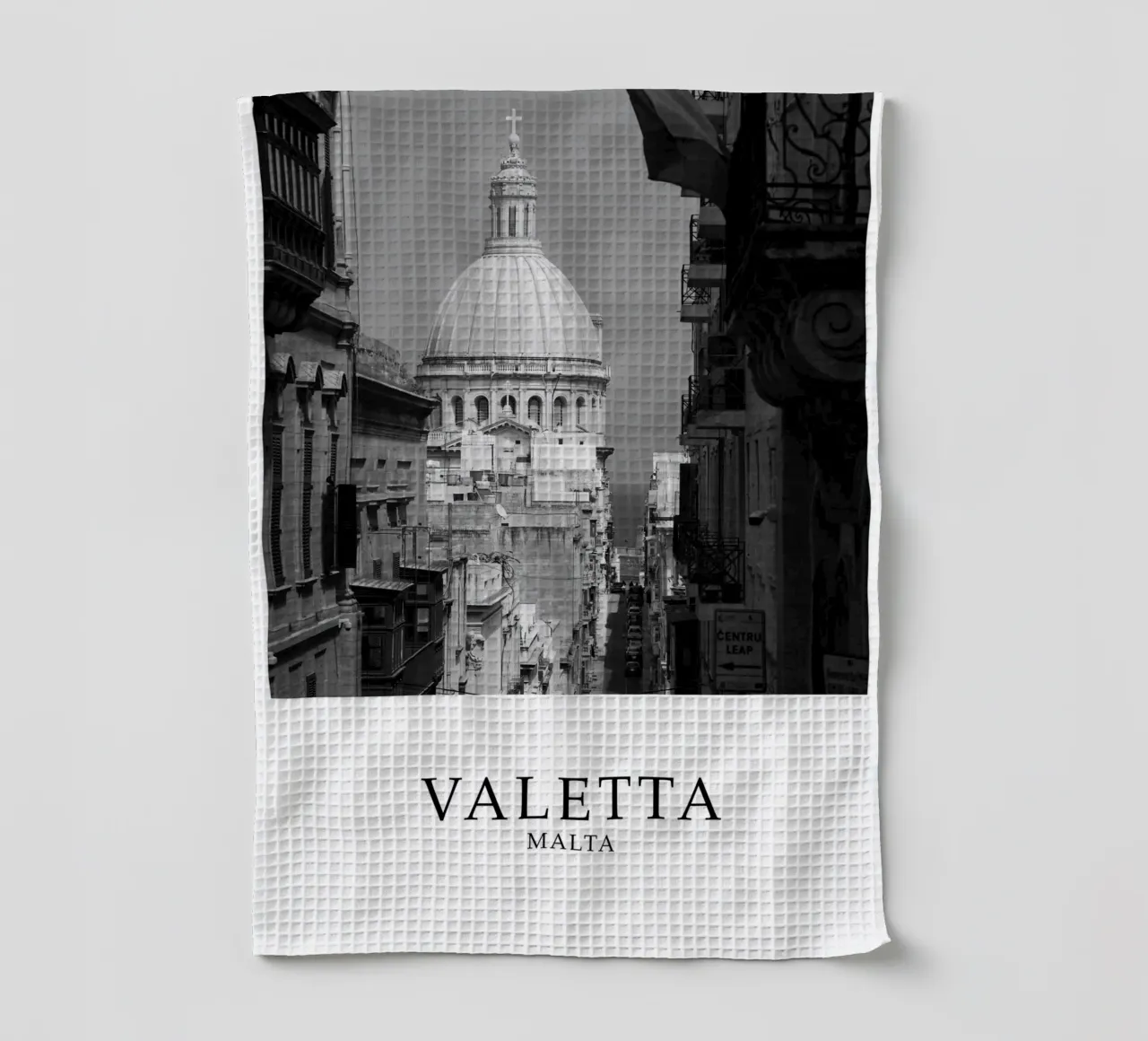 Valetta Malta Architecture Scene Greyscale canovaccio da cucina da Charnwood Prints
