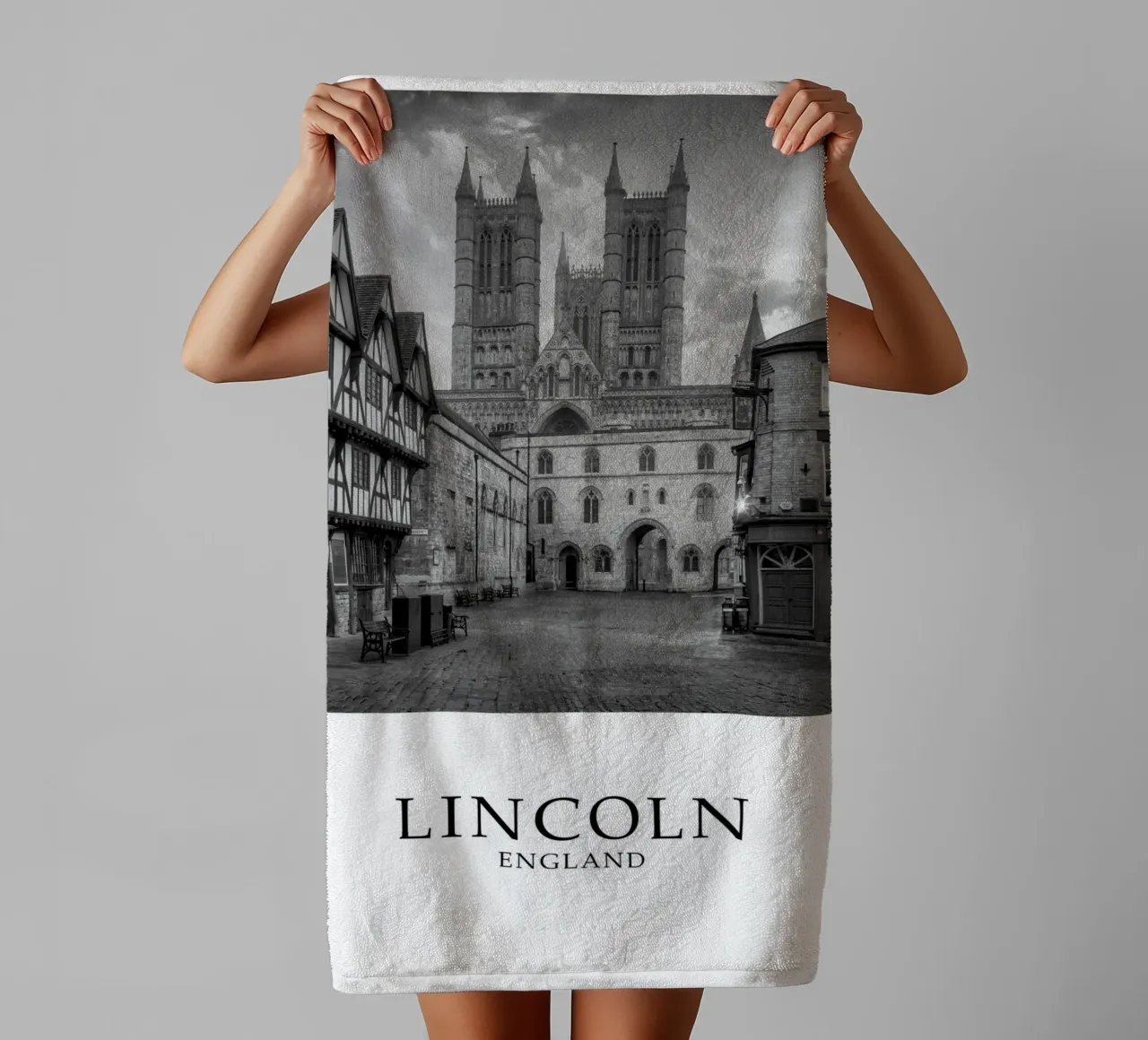 Lincoln Inghilterra Architettura Scena in scala di grigi asciugamano da bagno da Charnwood Prints