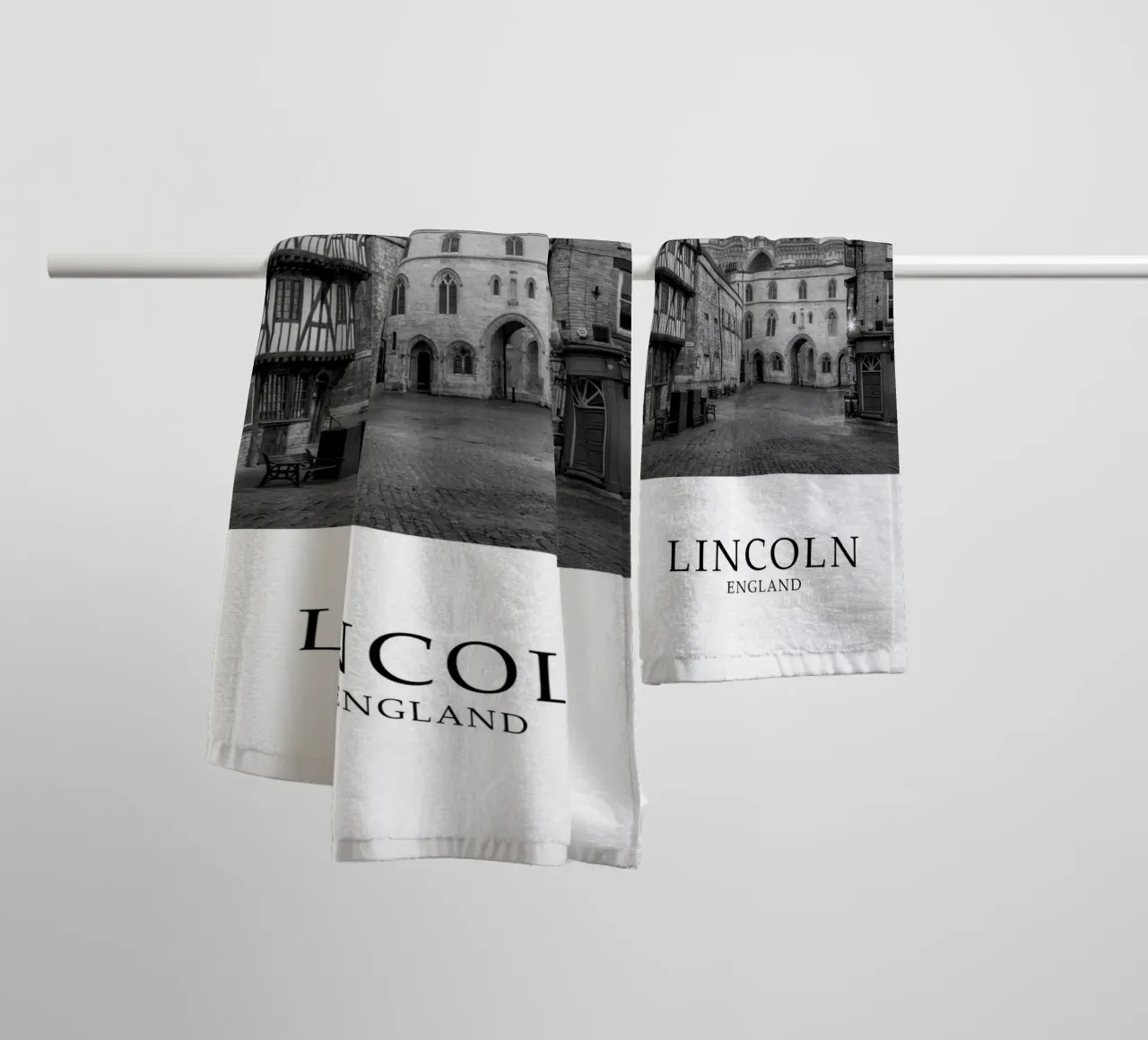 Lincoln Inghilterra Architettura Scena in scala di grigi asciugamano da bagno da Charnwood Prints