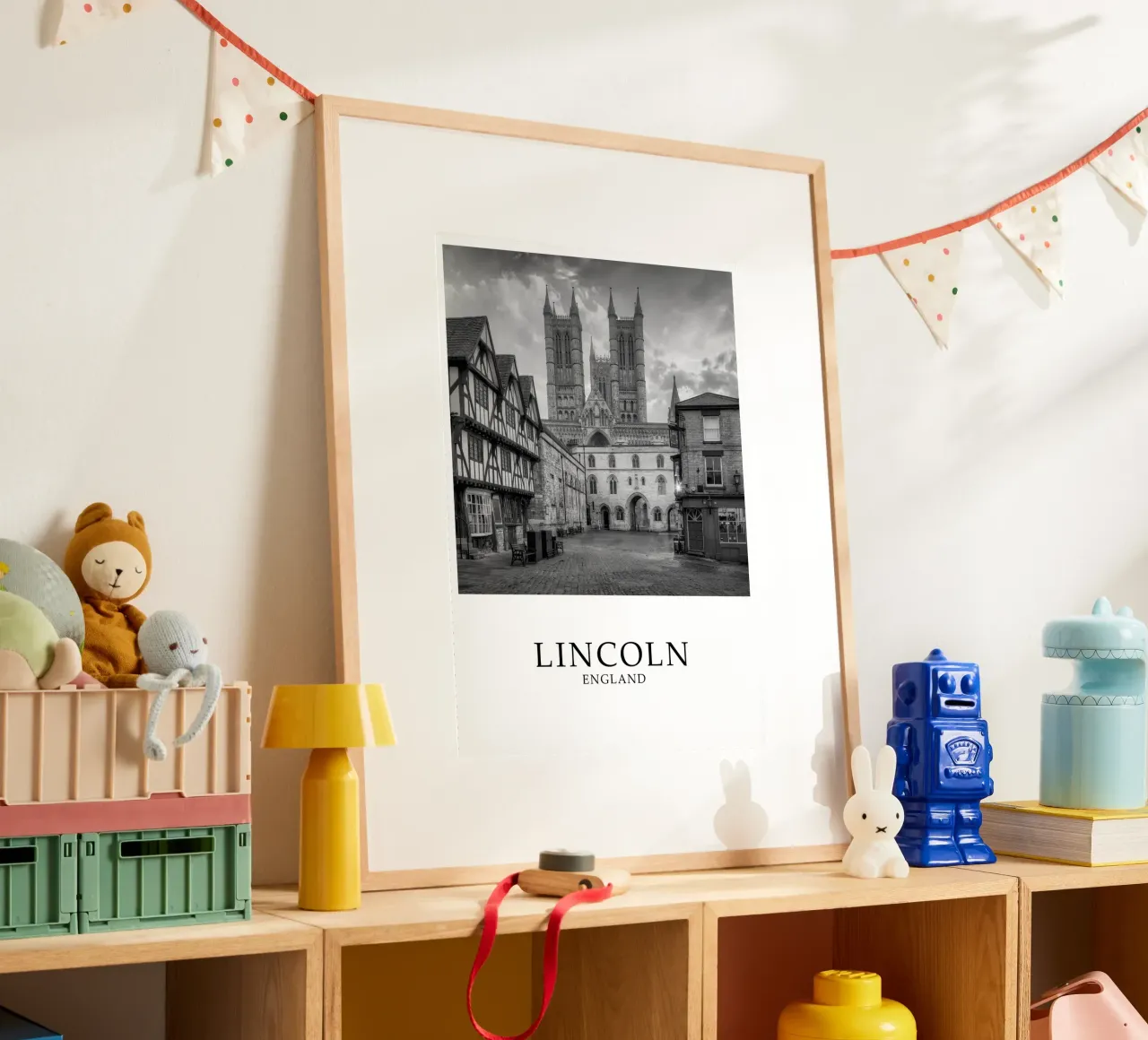 Lincoln Inghilterra Architettura Scena in scala di grigi poster con telaio in plastica da Charnwood Prints