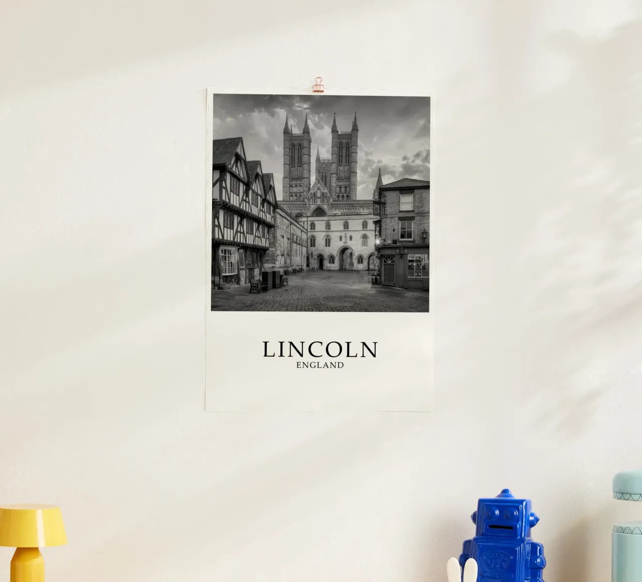 Lincoln Inghilterra Architettura Scena in scala di grigi poster con telaio in plastica da Charnwood Prints