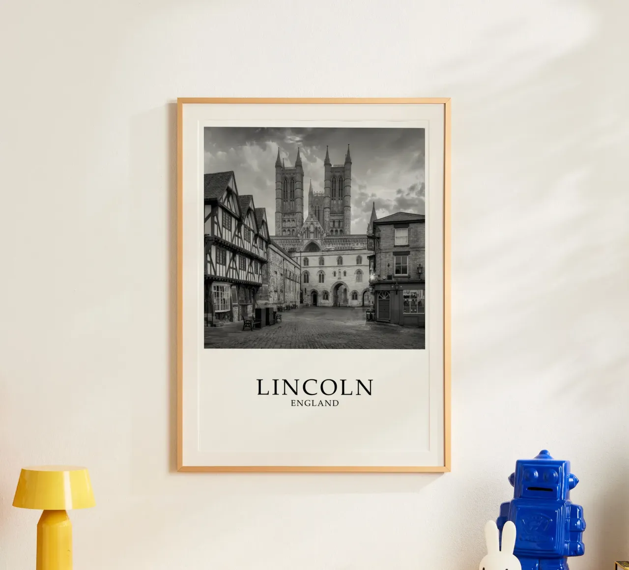 Lincoln Inghilterra Architettura Scena in scala di grigi poster con telaio in plastica da Charnwood Prints