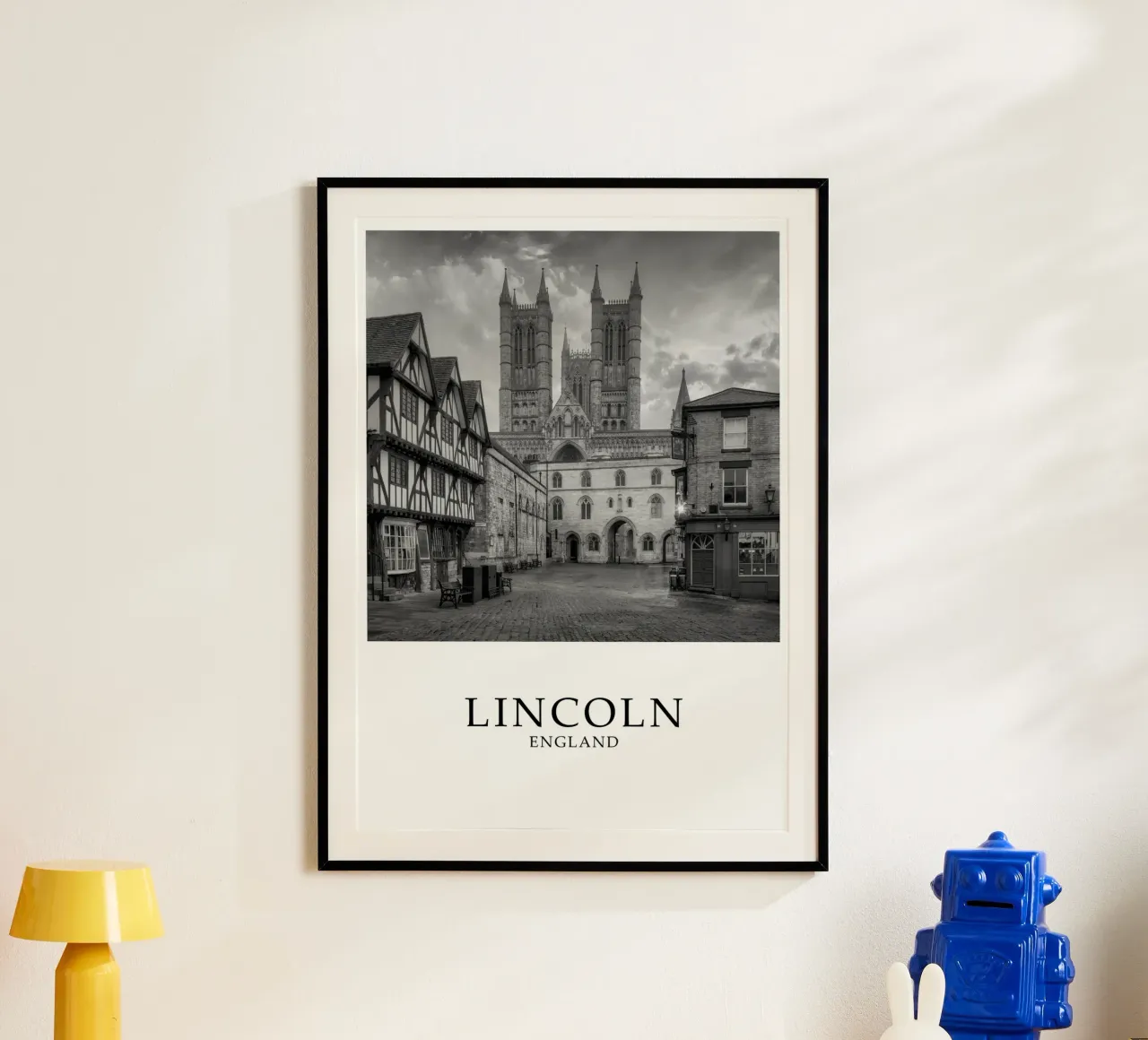 Lincoln Inghilterra Architettura Scena in scala di grigi poster con telaio in plastica da Charnwood Prints