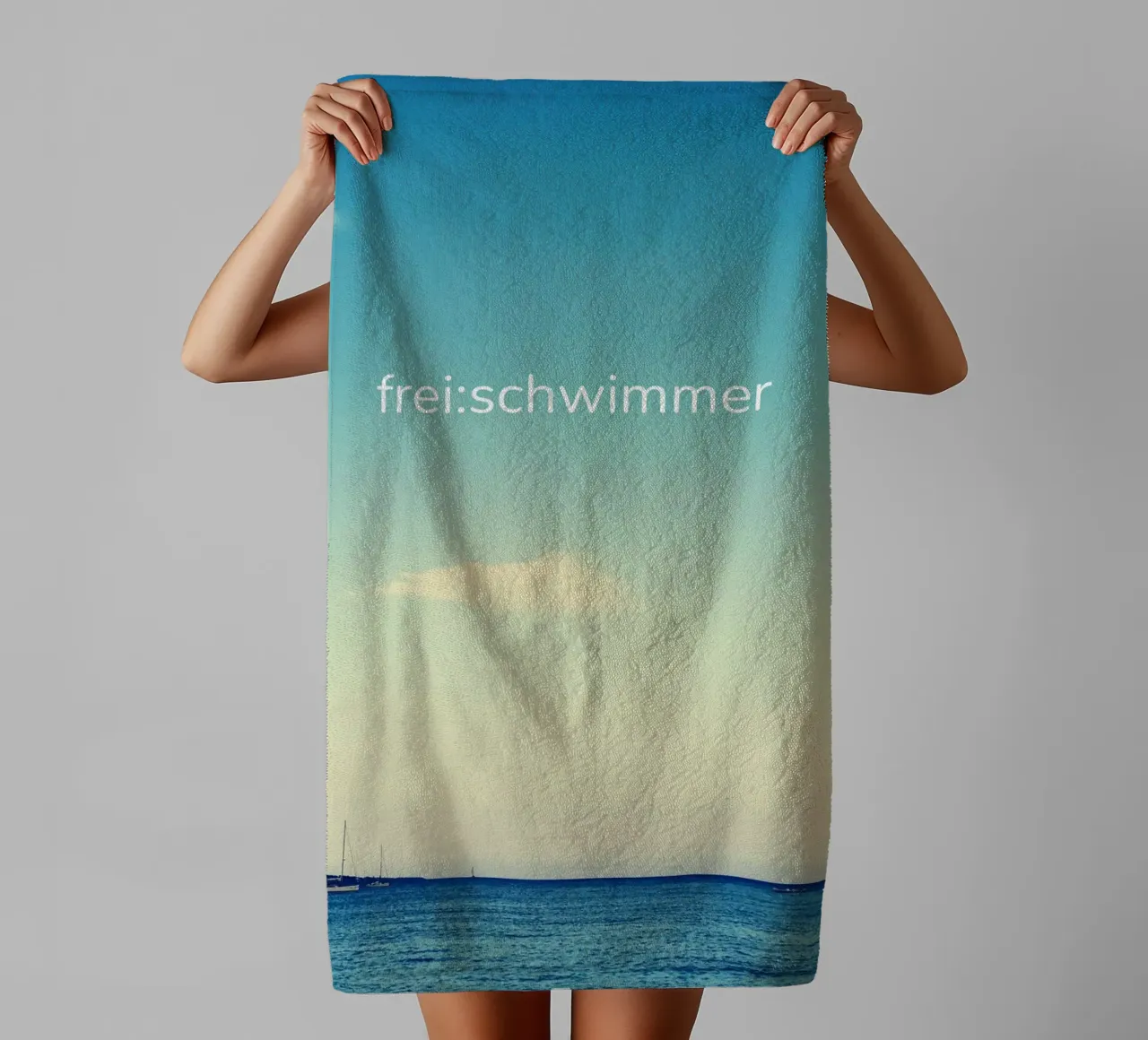 frei:schwimmer - Meeresansicht asciugamano da bagno da Frida + frei