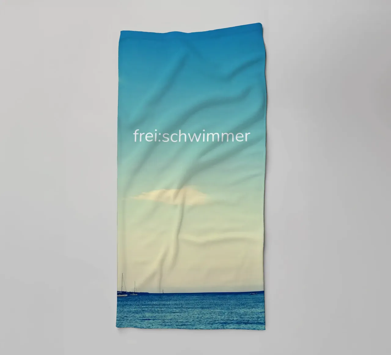 frei:schwimmer - Meeresansicht asciugamano da bagno da Frida + frei