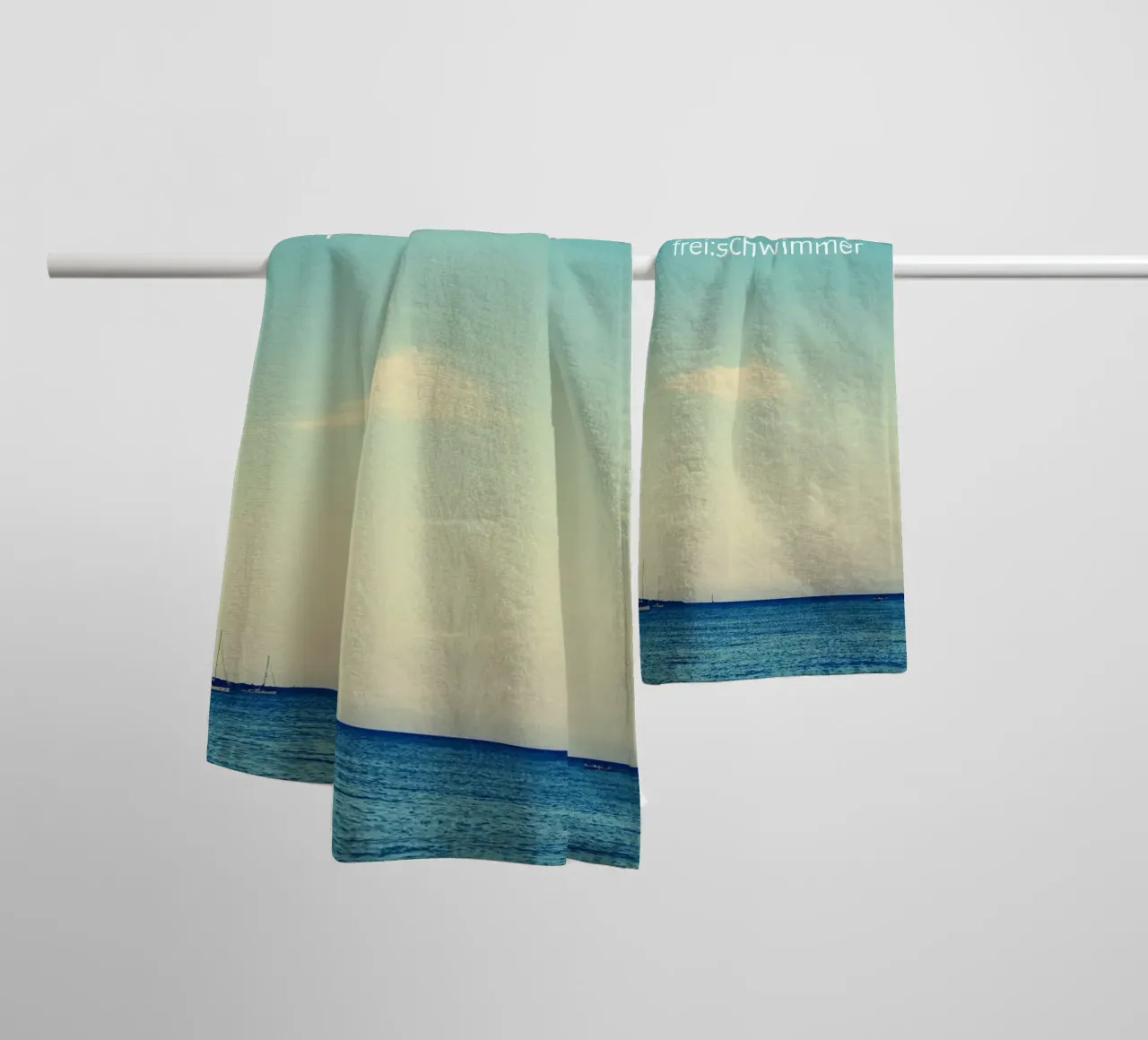 frei:schwimmer - Meeresansicht asciugamano da bagno da Frida + frei
