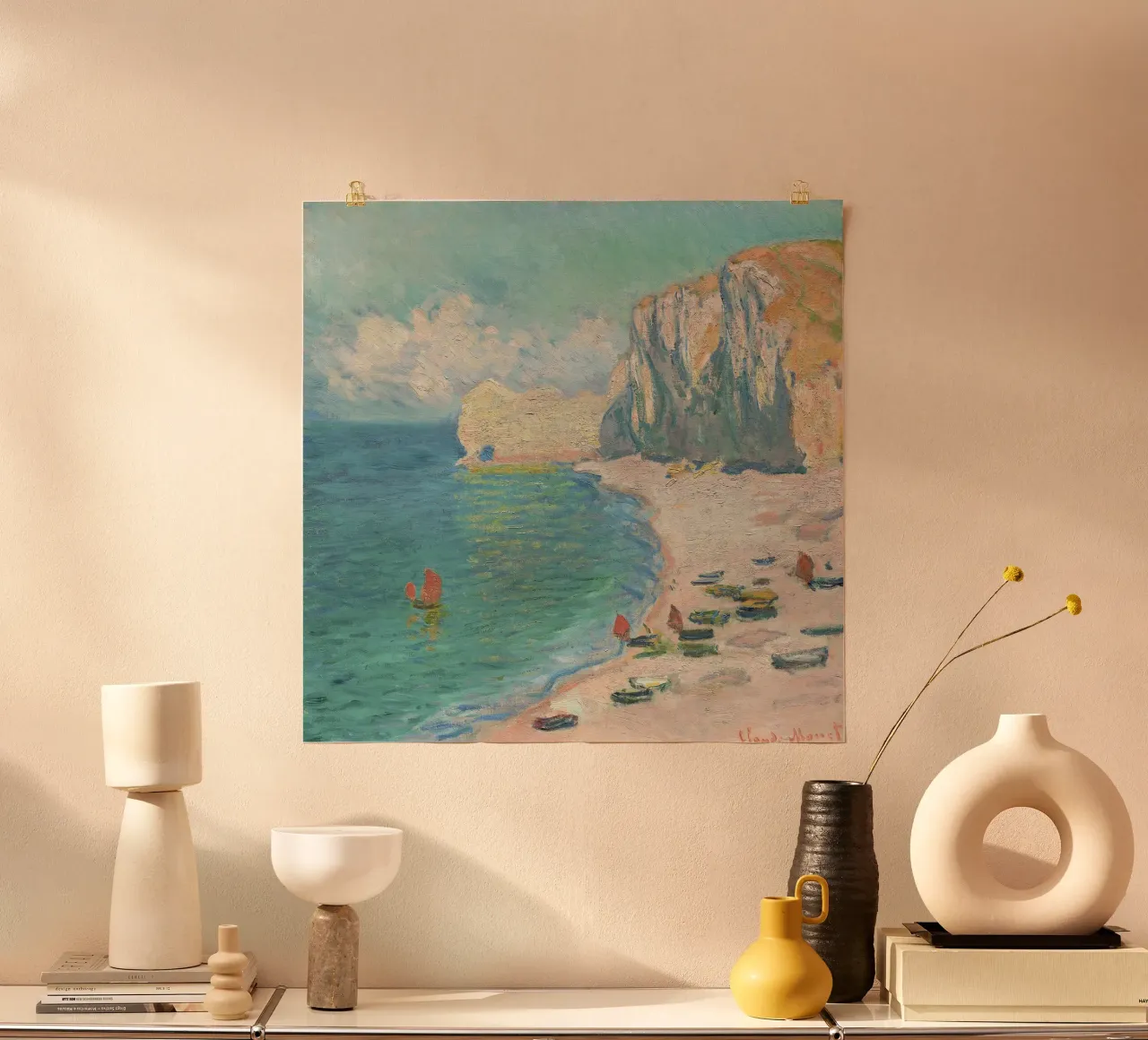 La playa y la Falaise d'Amont (1885) de Claude Monet poster con marco de aluminio de Venus Art