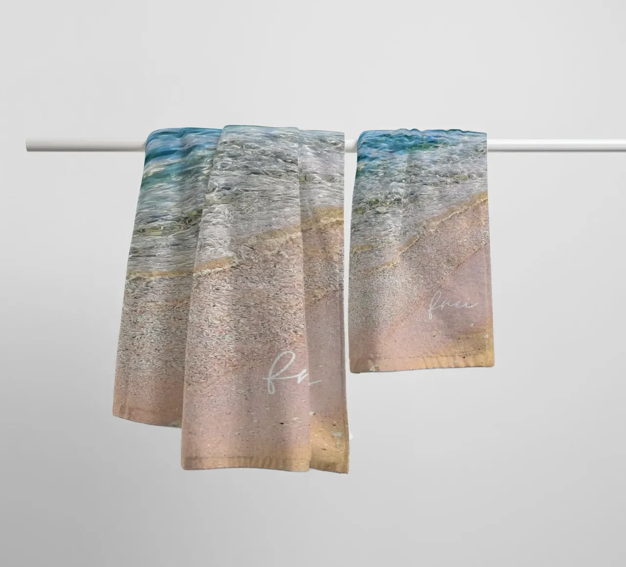 libre - vue sur la mer avec plage serviette de bain de Frida + frei