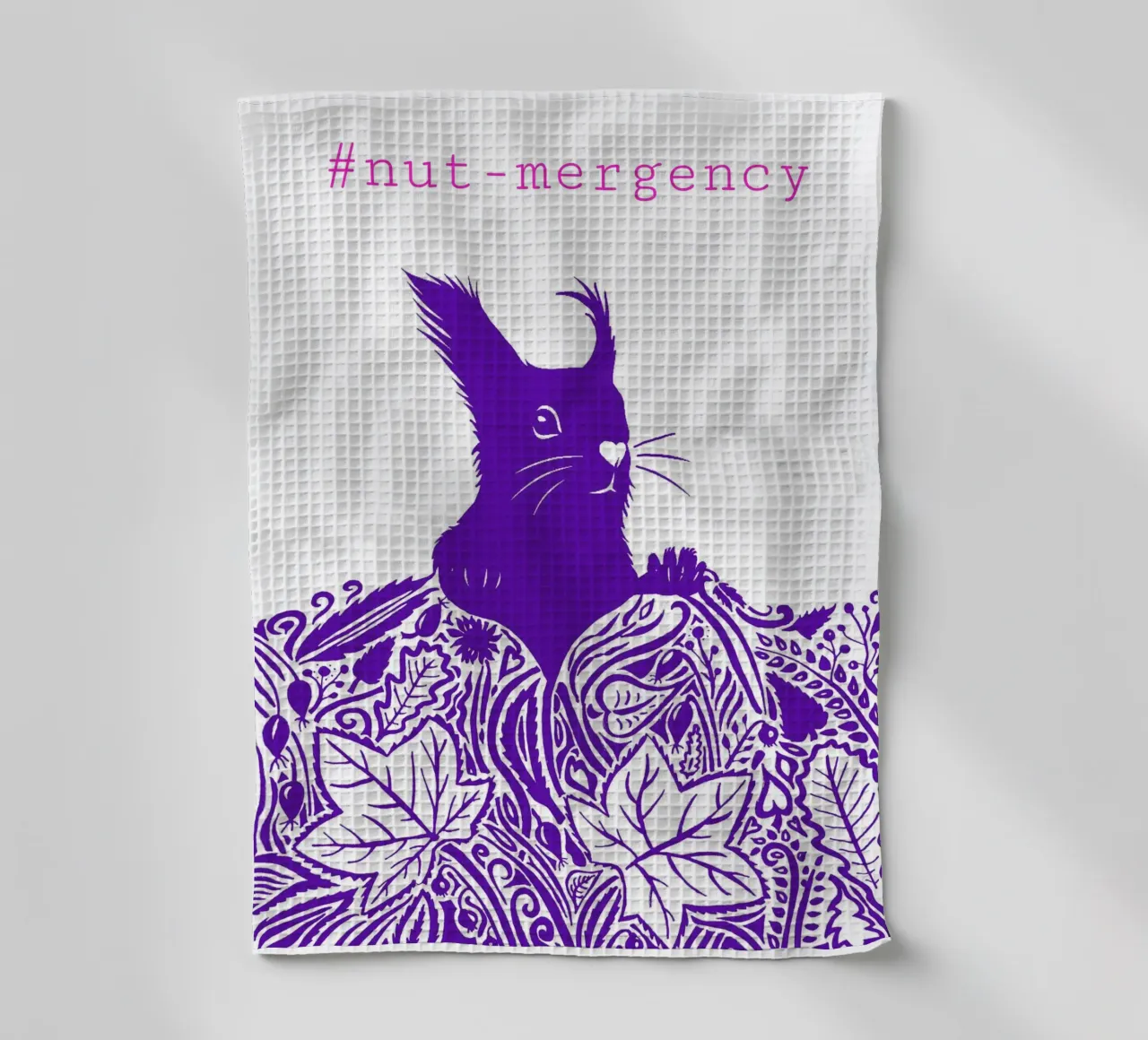 #nut-mergency - Eichhörnchen blaulila Geschirrtuch von PaperLine Art