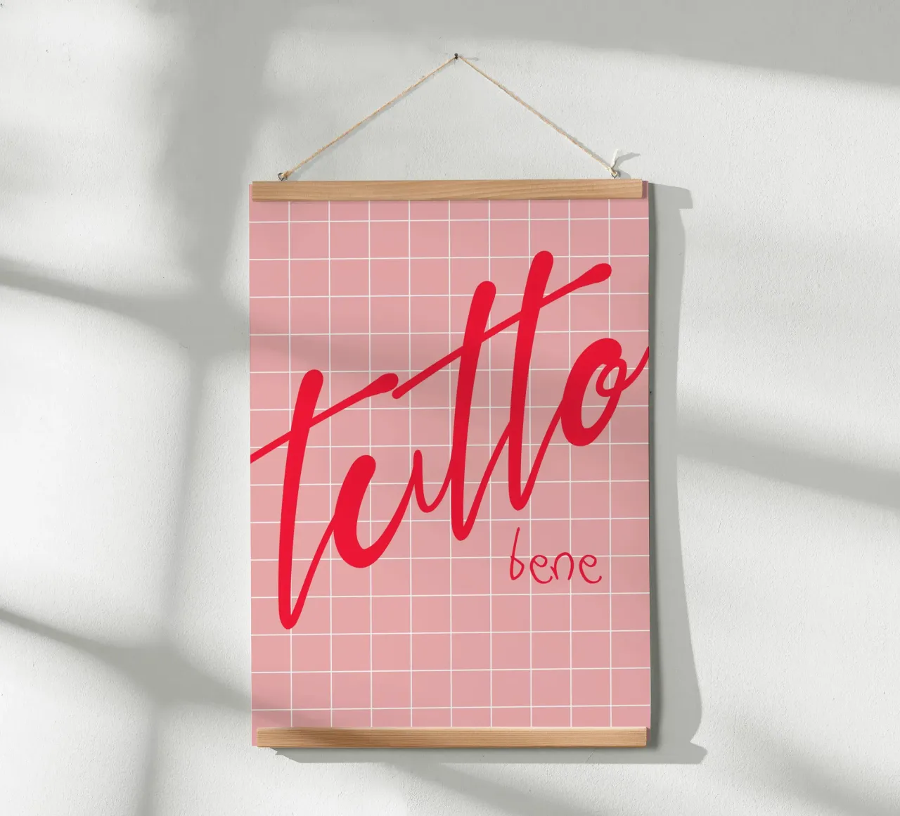 Tutto Bene poster con telaio in legno da Attaboy Dsgn