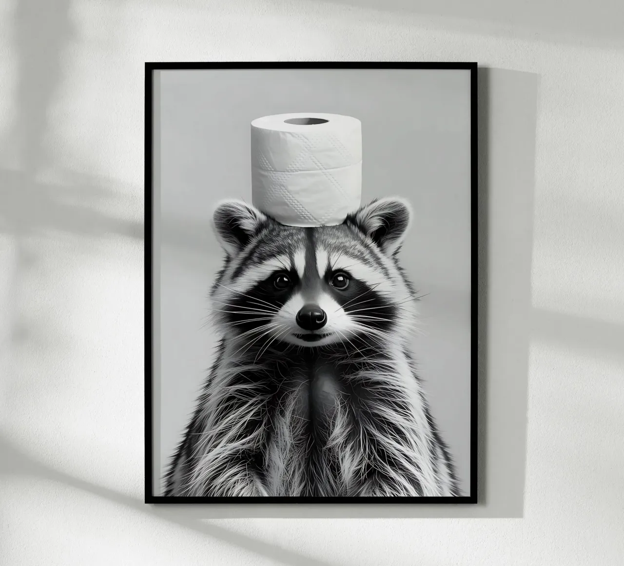 Procione e carta igienica poster con telaio in alluminio da Plain Thoughts