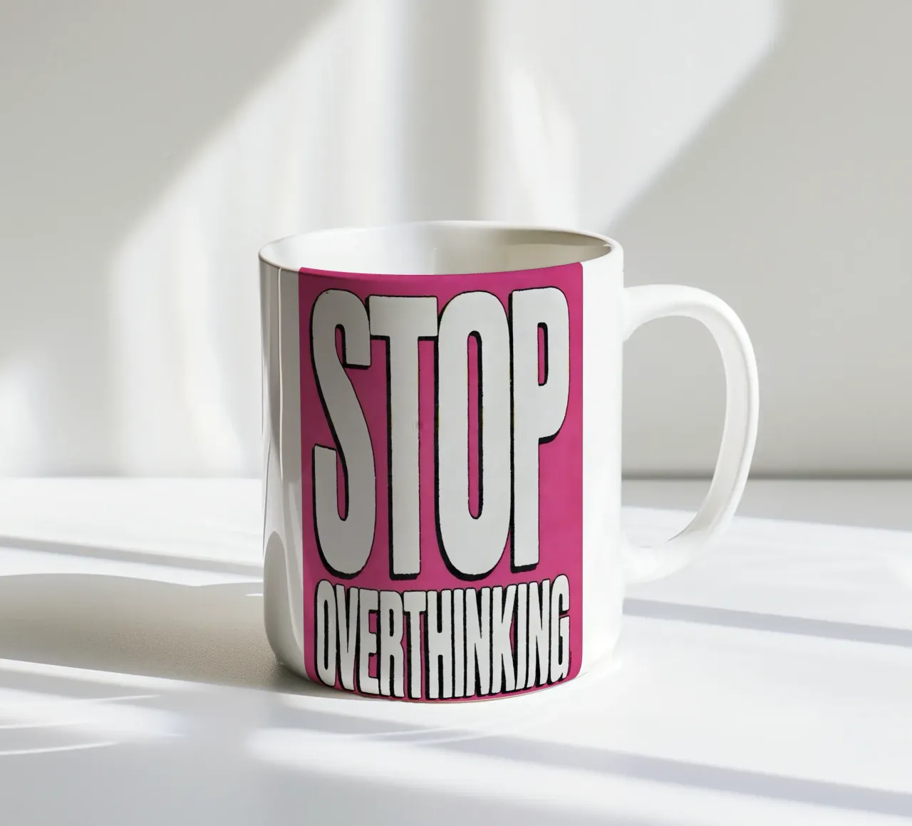 "STOP OVERTHINKING" tazza in ceramica da Type & Tape