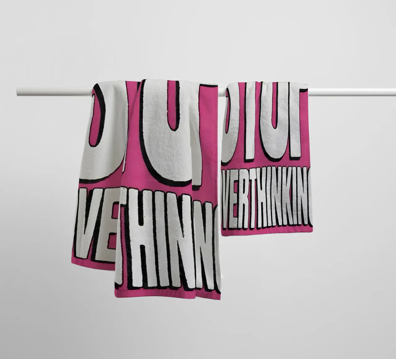 "STOP OVERTHINKING" asciugamano da bagno da Type & Tape