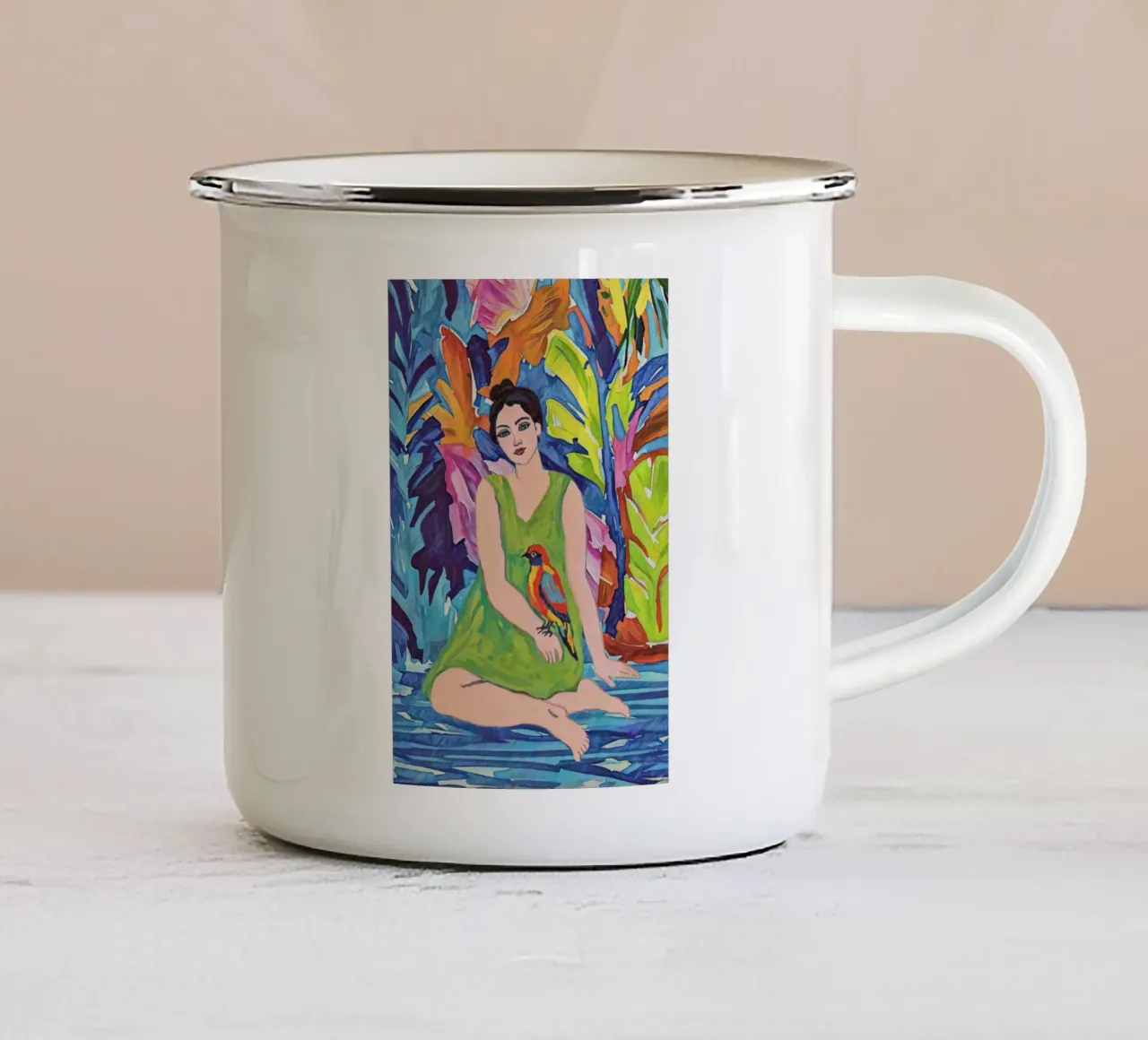 Vrouw in groene jurk met vogel, levendig figuratief tropisch emaille mok van Hecate Pim Designs