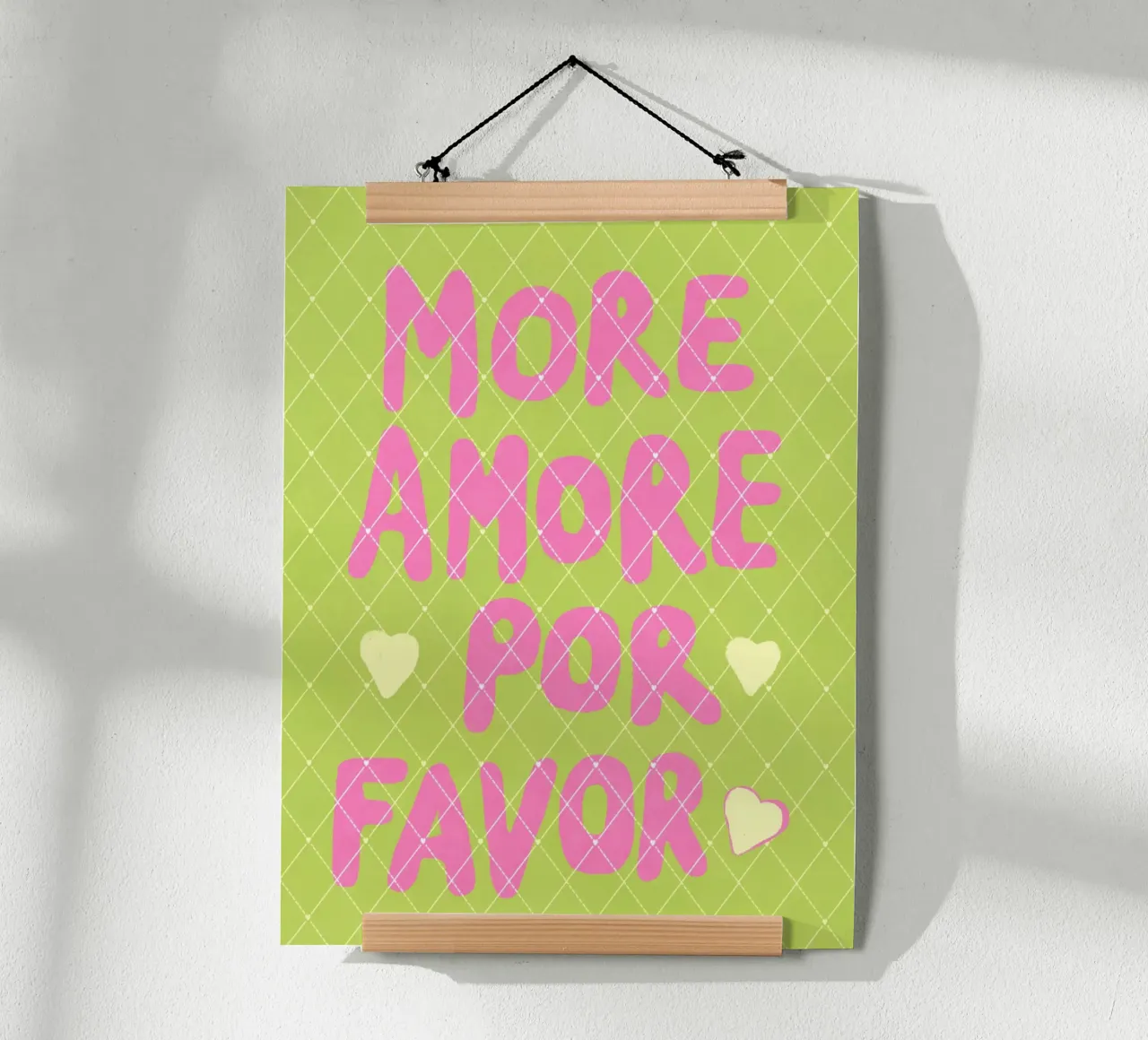 "Más Amore" para todos poster con marco de madera de Carinaprint
