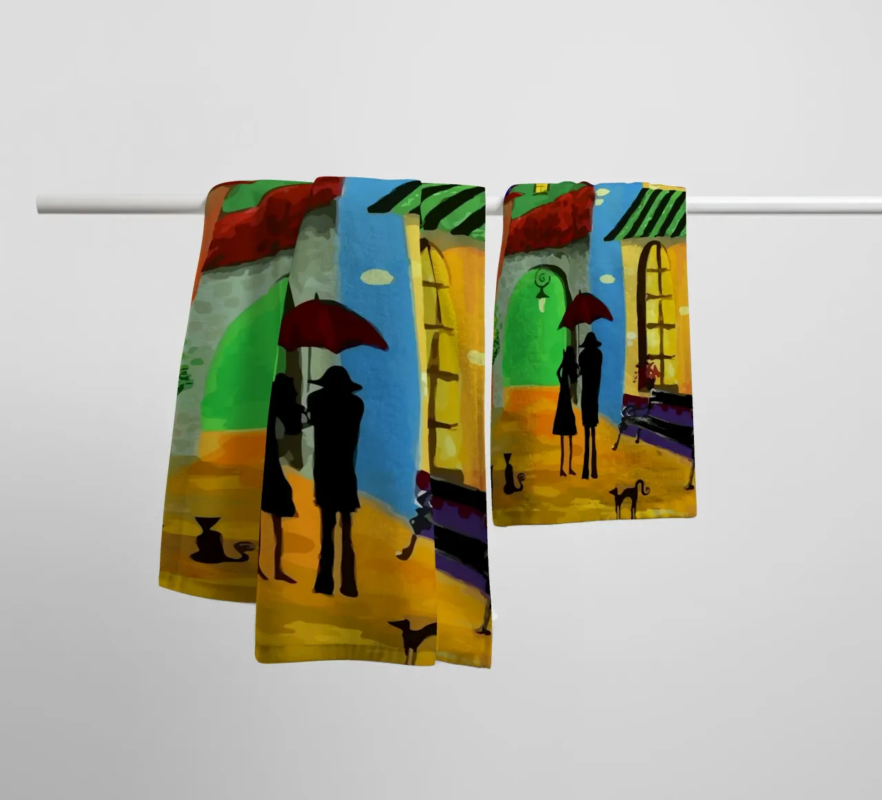 a couple of lovebirds and a cat at nigh asciugamano da bagno da Dumery Art