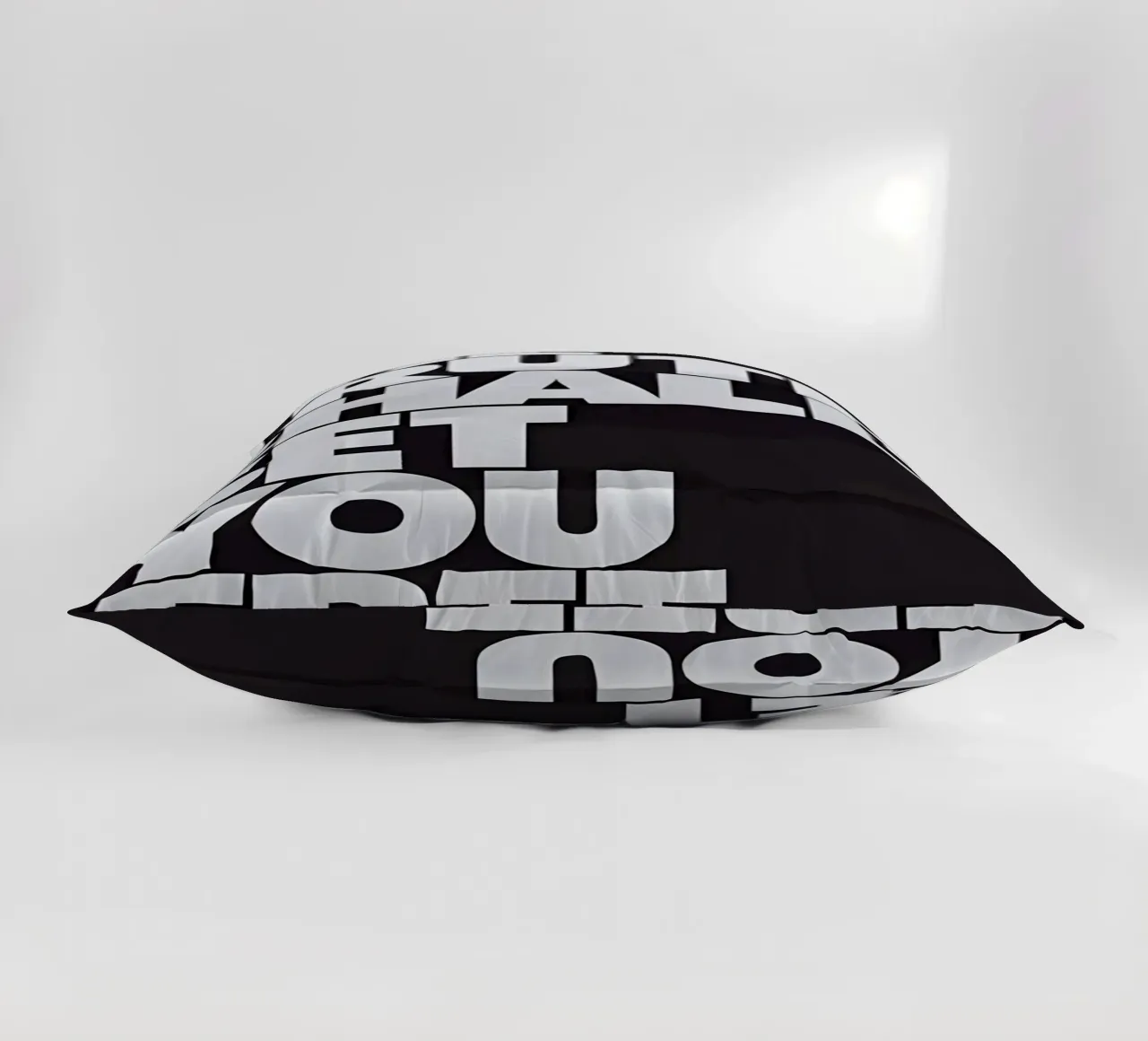 THE TRUTH SHALL SET YOU FREE. cuscino da Type & Tape