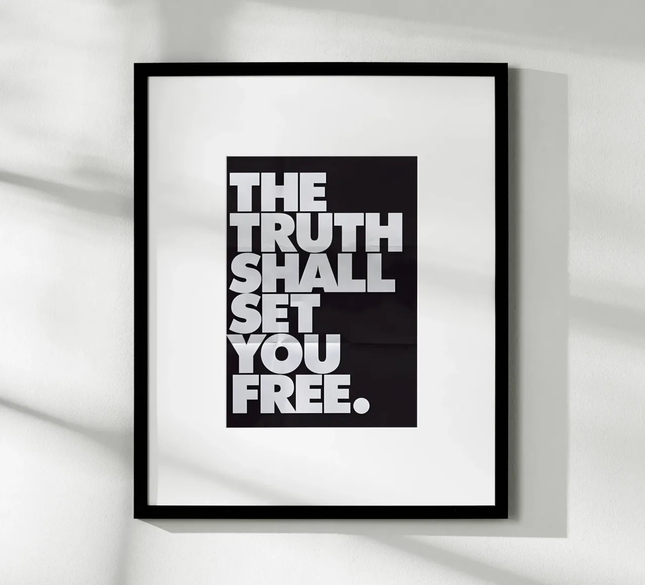 THE TRUTH SHALL SET YOU FREE. poster con telaio in alluminio da Type & Tape