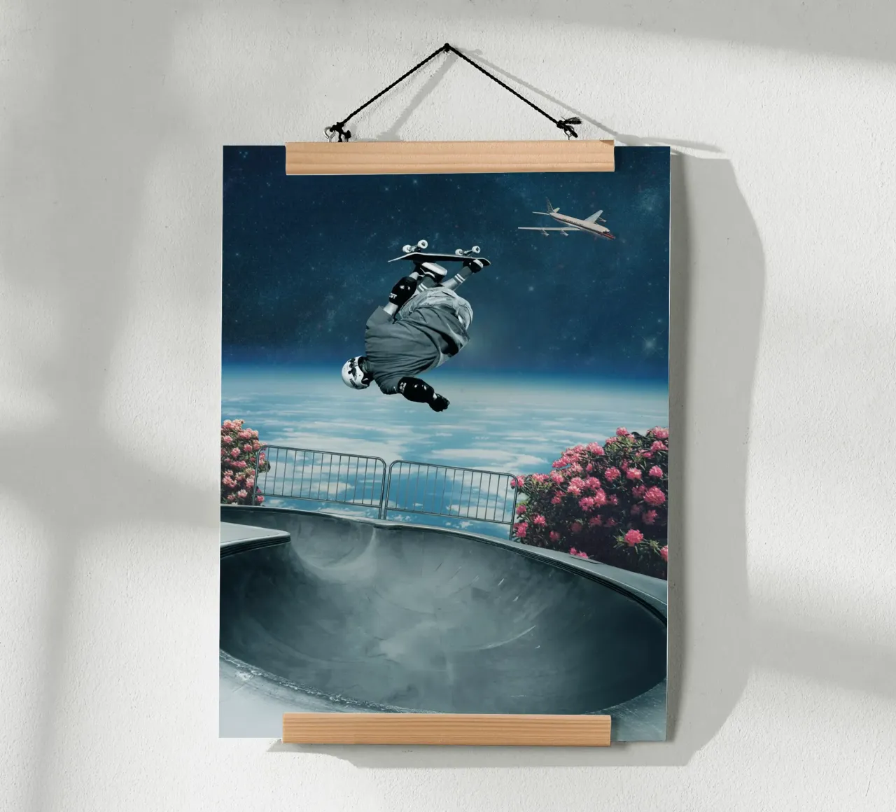 Pro Skater - Collage cosmico surreale poster con telaio in alluminio da Dapidoka