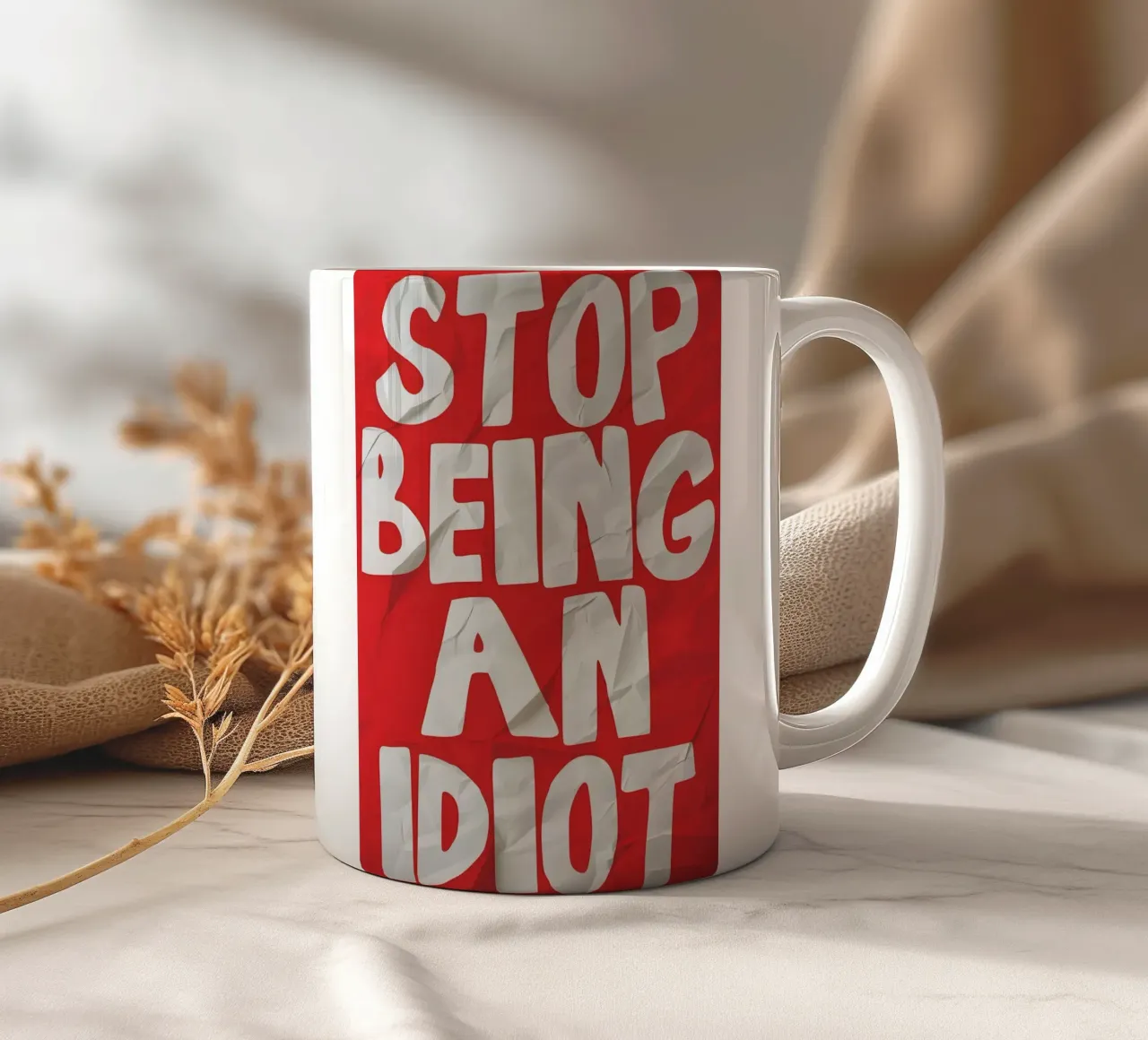 STOP BEING AN IDIOT tazza in ceramica da Type & Tape
