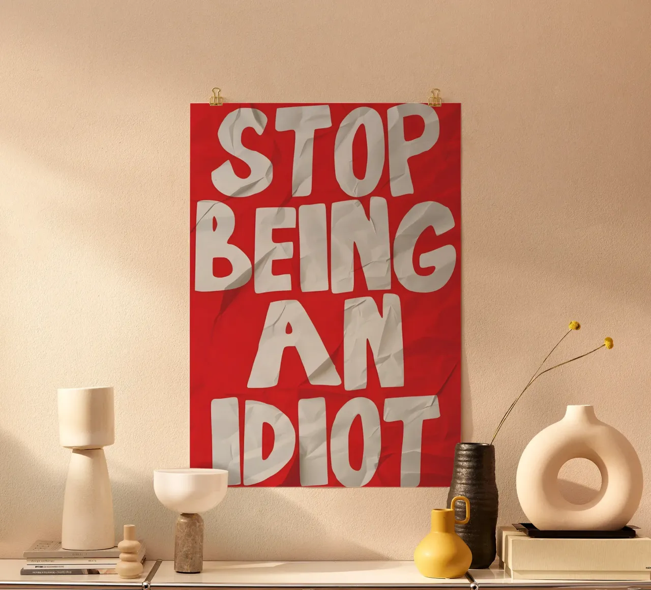 STOP BEING AN IDIOT poster con telaio in legno da Type & Tape