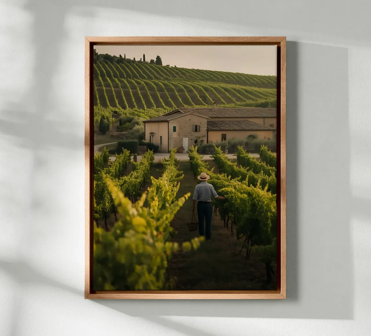 Goldene Weinreben in der Toskana Leinwand mit Schattenfugenrahmen von Casa Limon