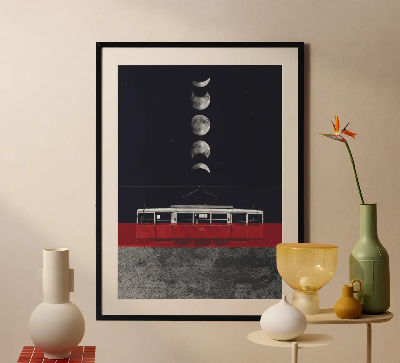 Le fasi lunari e il tram rosso poster con telaio in alluminio da Dapidoka
