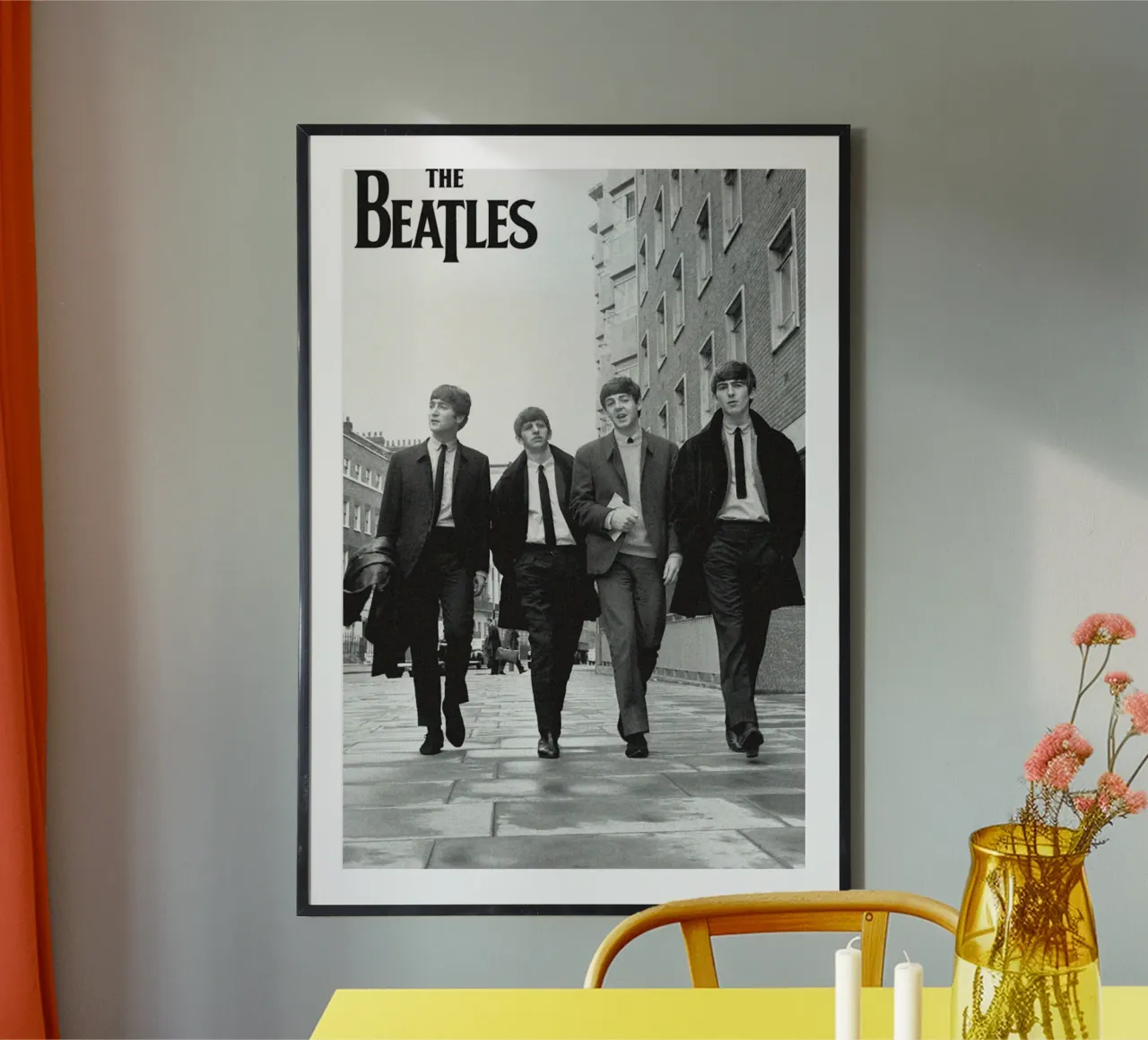 Beatles Mania kehrt live zurück Poster mit Kunststoffrahmen von nabcu