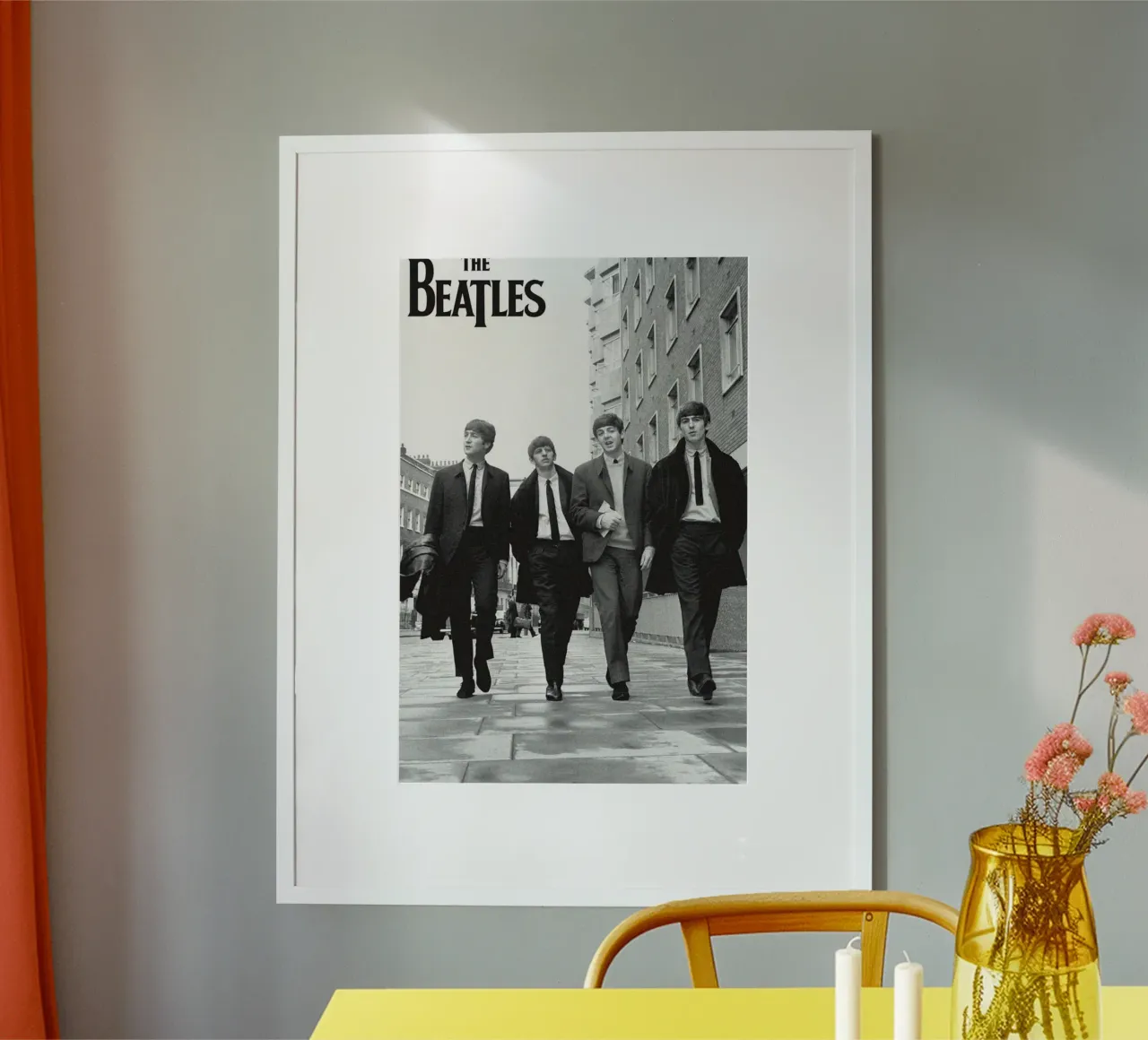 Beatles Mania kehrt live zurück Poster mit Kunststoffrahmen von nabcu