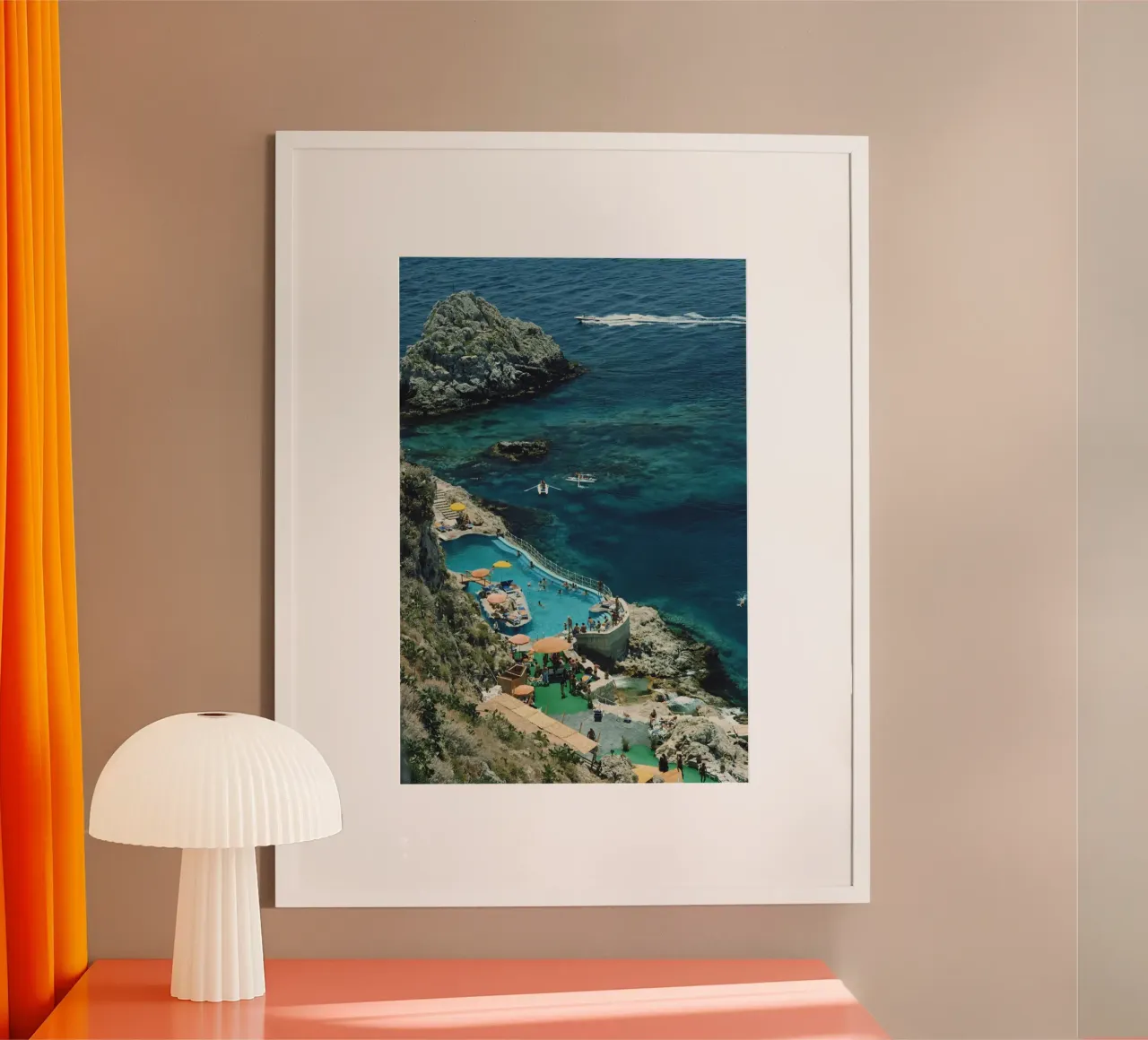 Hotel Taormina Pool, Sicily 1975 - Slim Aarons poster con telaio in legno da GEOLOG