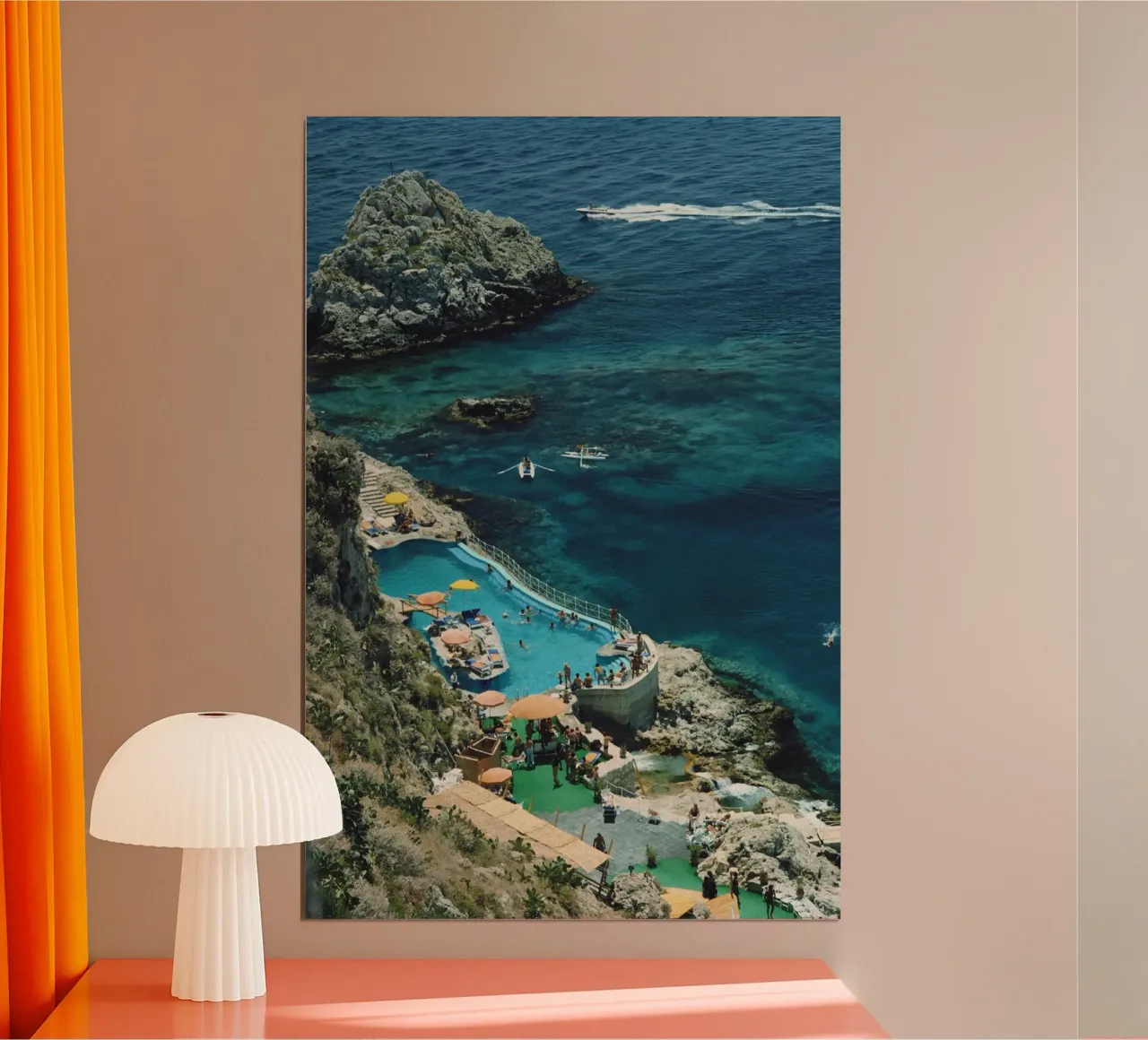 Hotel Taormina Pool, Sicily 1975 - Slim Aarons poster con telaio in legno da GEOLOG