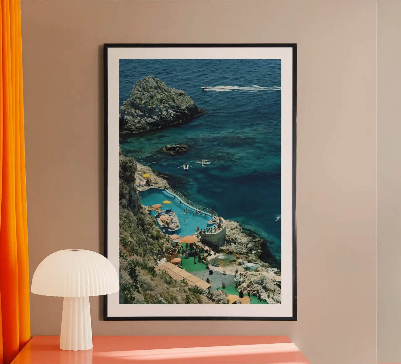 Hotel Taormina Pool, Sicily 1975 - Slim Aarons poster con telaio in legno da GEOLOG