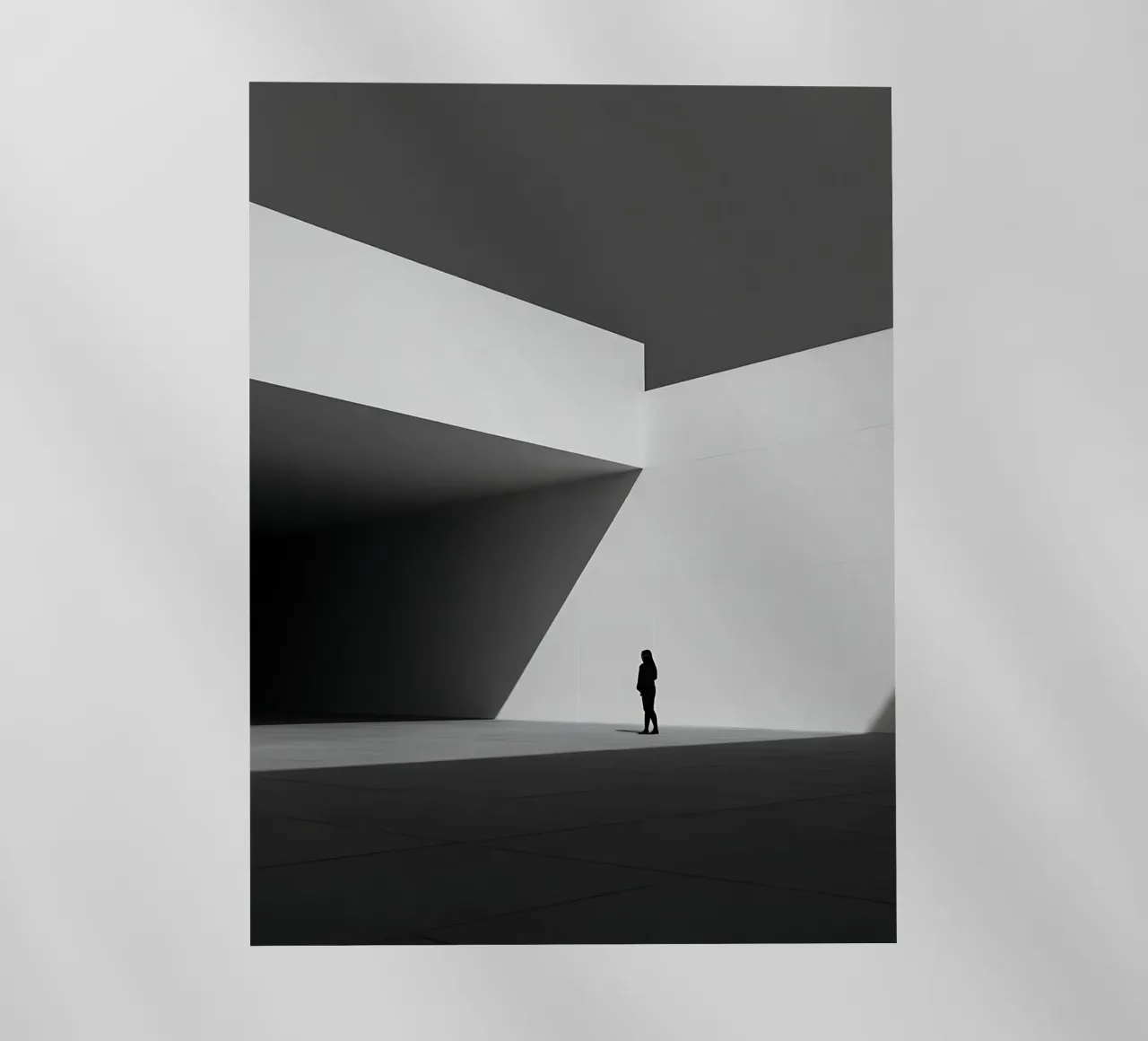 Solitudine geometrica in bianco e nero pellicola backlit da Plain Thoughts