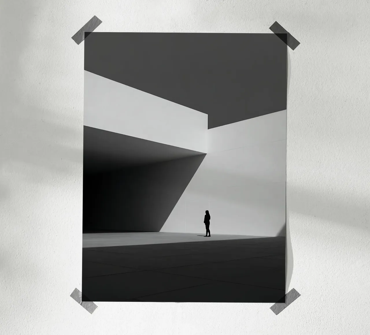 Solitudine geometrica in bianco e nero poster con telaio in legno da Plain Thoughts