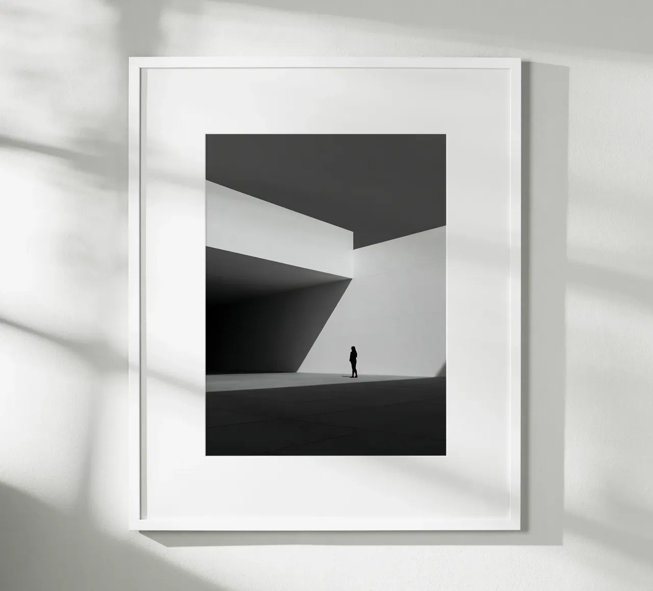 Solitudine geometrica in bianco e nero poster con telaio in legno da Plain Thoughts