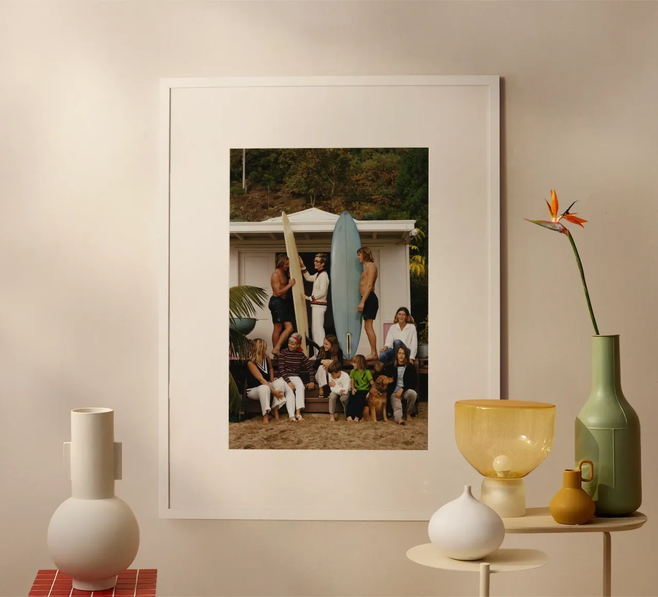 Laguna Beach Surfers - Slim Aarons poster con telaio in legno da GEOLOG