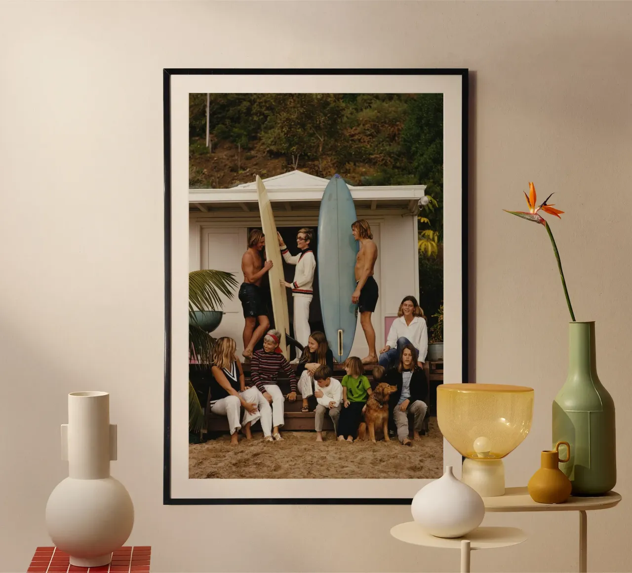 Laguna Beach Surfers - Slim Aarons poster con telaio in legno da GEOLOG